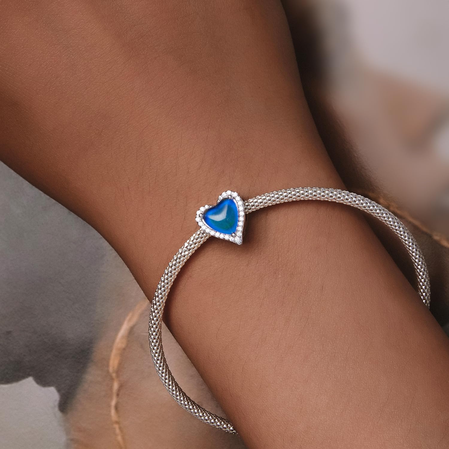 Colgantes de piedra en forma de corazón, cuentas para hacer collares y joyas.