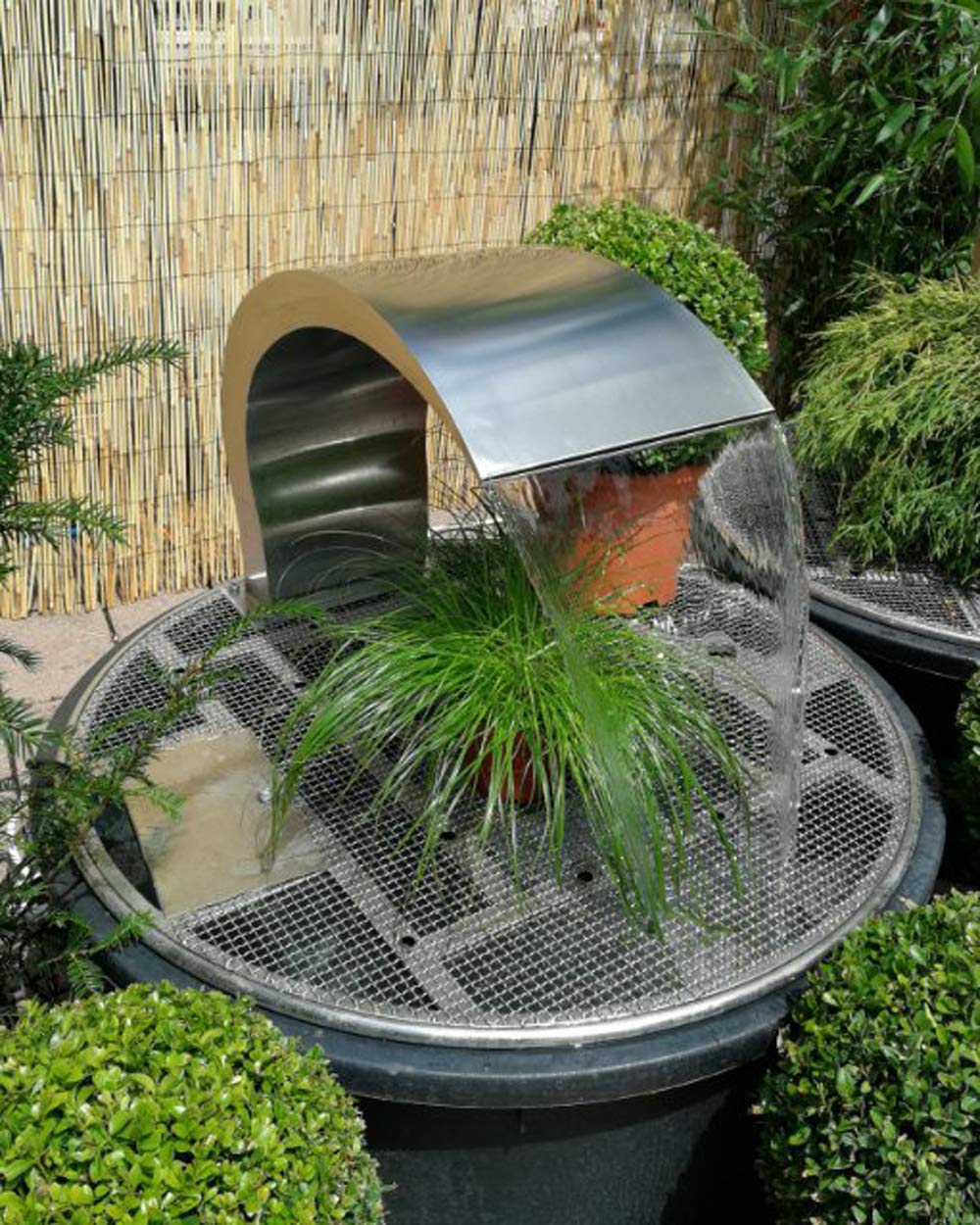 Kit de grille de recouvrement en acier inoxydable avec bac en polyéthylène Ø 88 cm 150 l pour fontaine à jeu d'eau