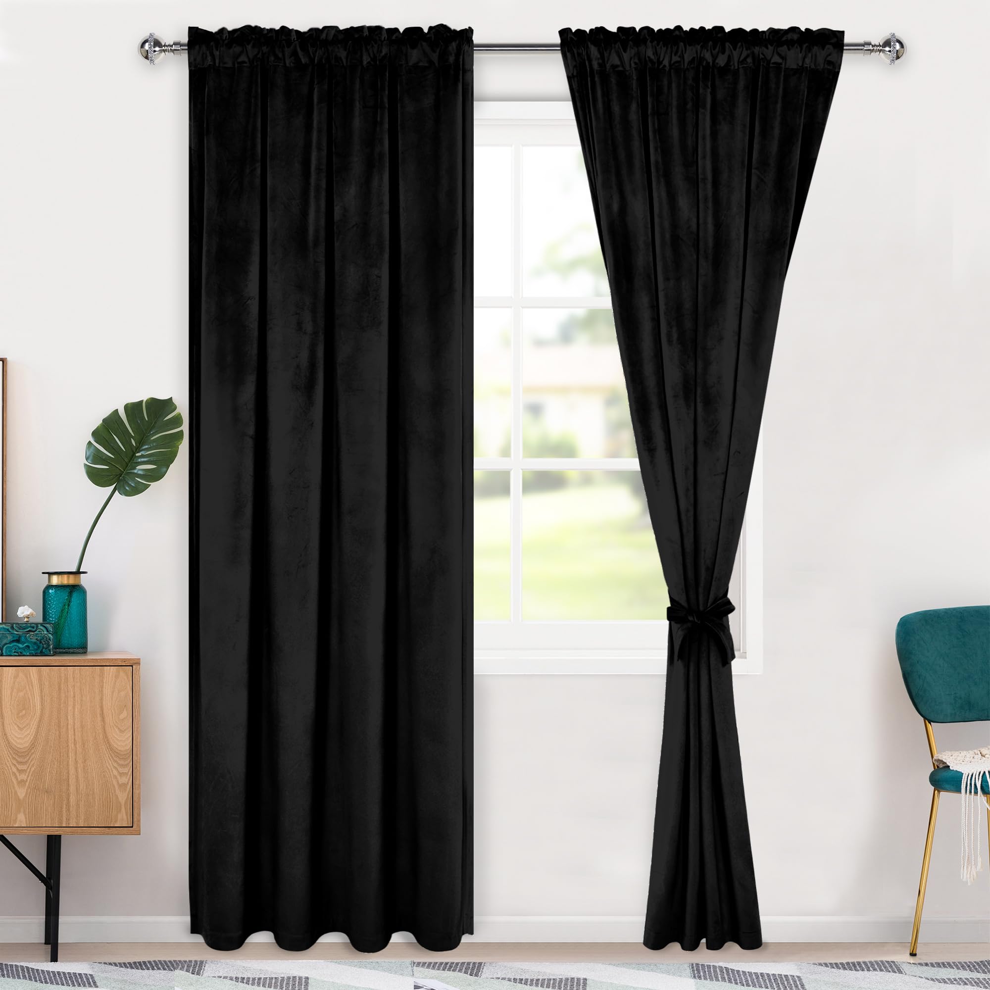 Rideaux occultants de luxe en velours noir avec embrasses pour une déco élégante