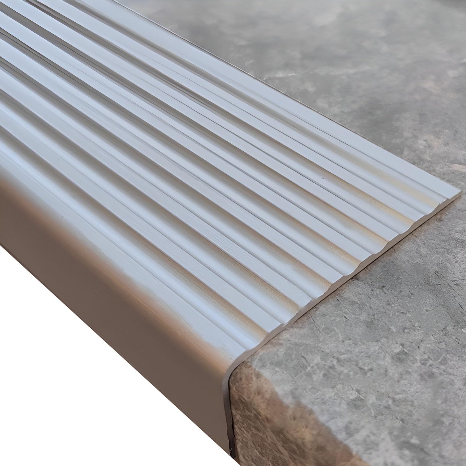 Profilo Antiscivolo Autoadesivo per gradini da 39"/47", a Forma di L, scanalato, scanalato, in Alluminio, per gradini Interni/Esterni, 1 5/8" x 3/4", Argento, 4x2x150cm. Sicurezza e Durata.