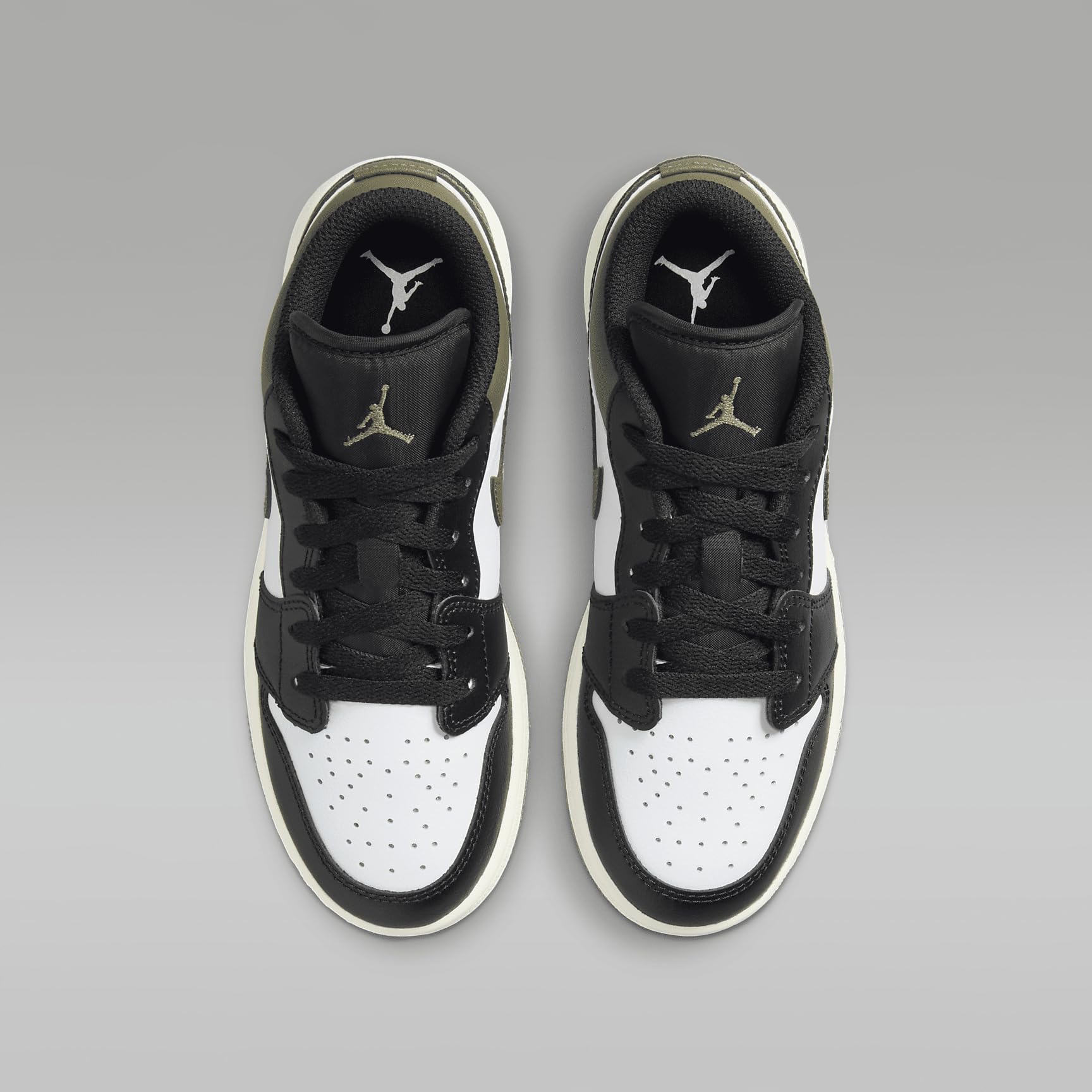 Air Jordan 1 Basso Nero Toe Medium Olive Grade School Lifestyle Scarpe (Nero/Medio Oliva/Bianco)