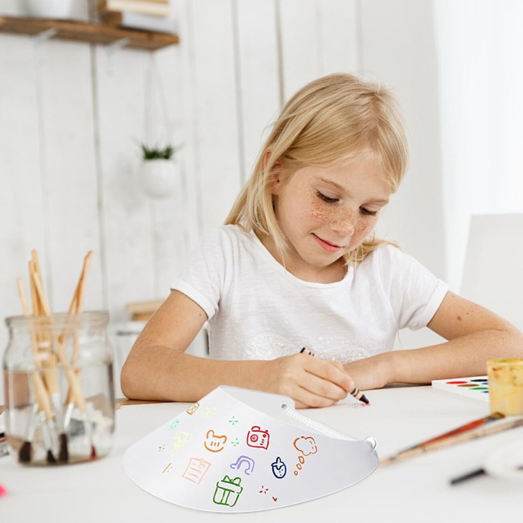 Visières pour enfants (lot de 24) en mousse avec élastiques 24x17 cm réglables et souples. Idéales pour la plage l'été les activités manuelles et les projets artistiques des enfants.
