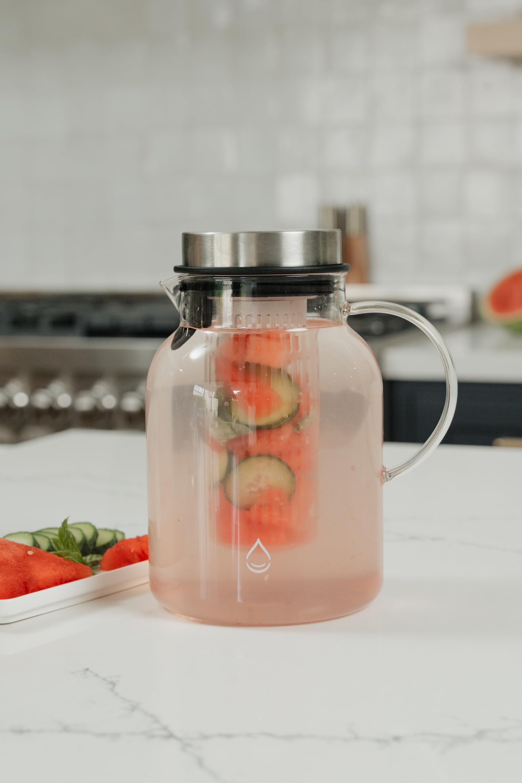 Jarra de agua con infusor de frutas de vidrio, resistente al calor para uso frío/caliente, gran jarra de té helado | Colección Tranquil, 2 cuartos de galón 6