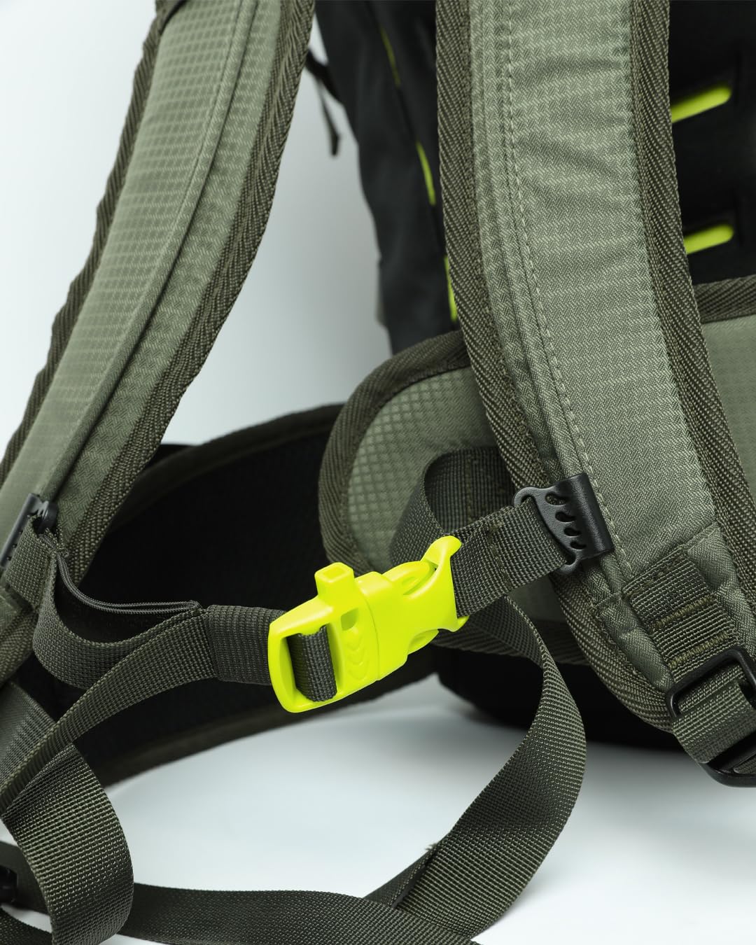 Izas Parker Mochila de 30L para Montaña, Senderismo o Gimnasio con Múltiples Bolsillos y Refuerzo en Espalda. Mochila Deportiva Transpirable con Tiras Ajustables y Cubre Mochilas Impermeable. Caki