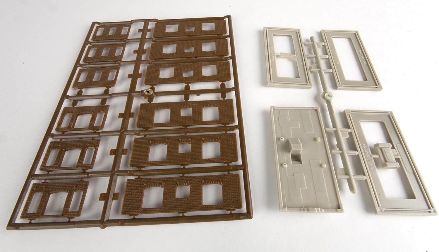 Life-Like Trains N Scale Building Kit - Downtown Hotel