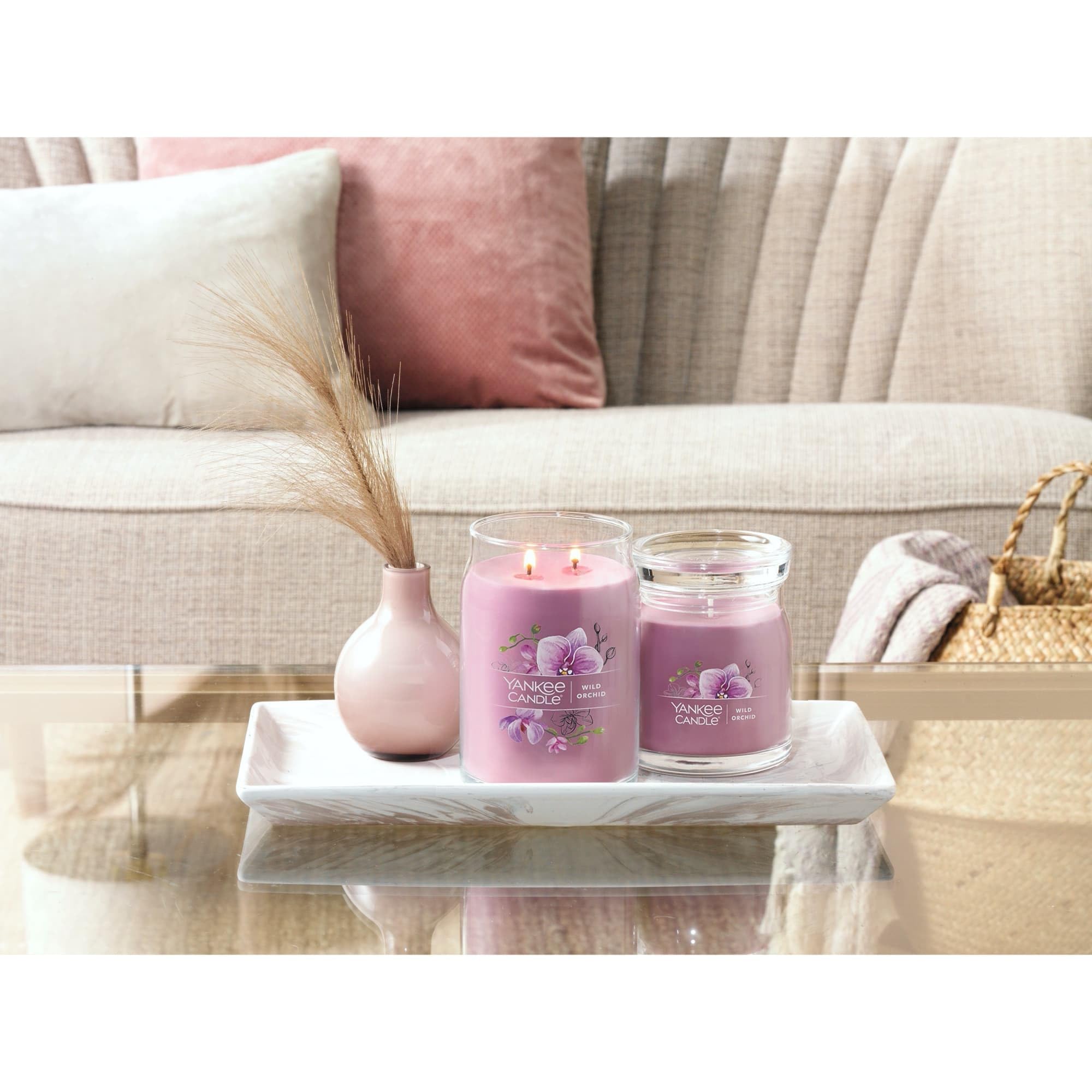 Yankee Candle Vela aromática de orquídea salvaje, tarro mediano de 13 onzas, con 2 mechas, más de 35 horas de tiempo de combustión