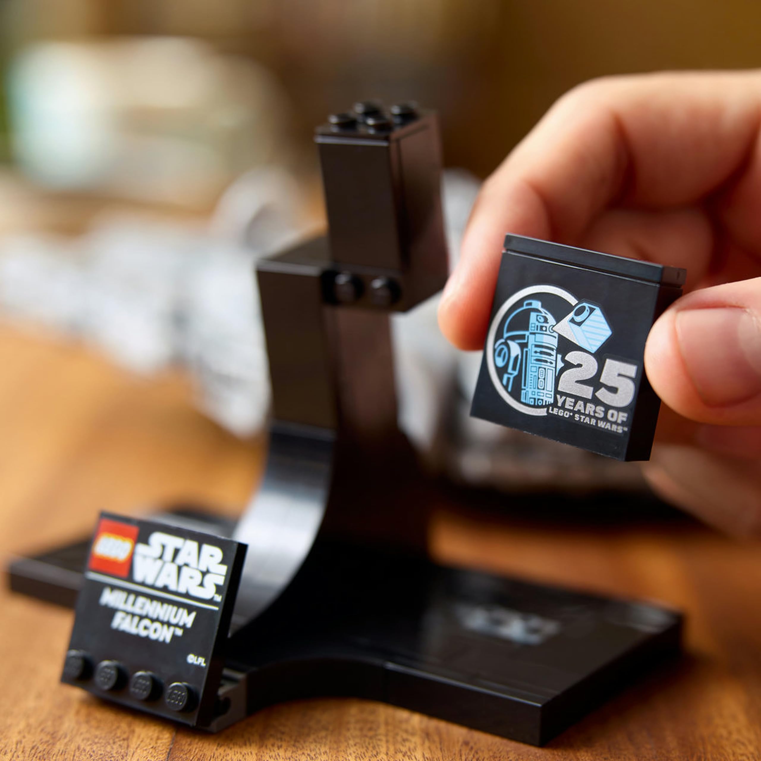 LEGO Star Wars Sokół Millennium 75375 | Model do ekspozycji, kolekcjonerski zestaw klocków dla dorosłych, prezent dla fana Star Wars, ozdoba na biurko, 921 elementów