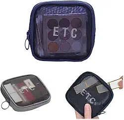 Necessaire Feminina Maquiagem Pequena em Nylon DT2412A-Azul. Ideal para Organizar Cosméticos, Remédios, Chaves e Produtos de Higiene Pessoal na Bolsa.