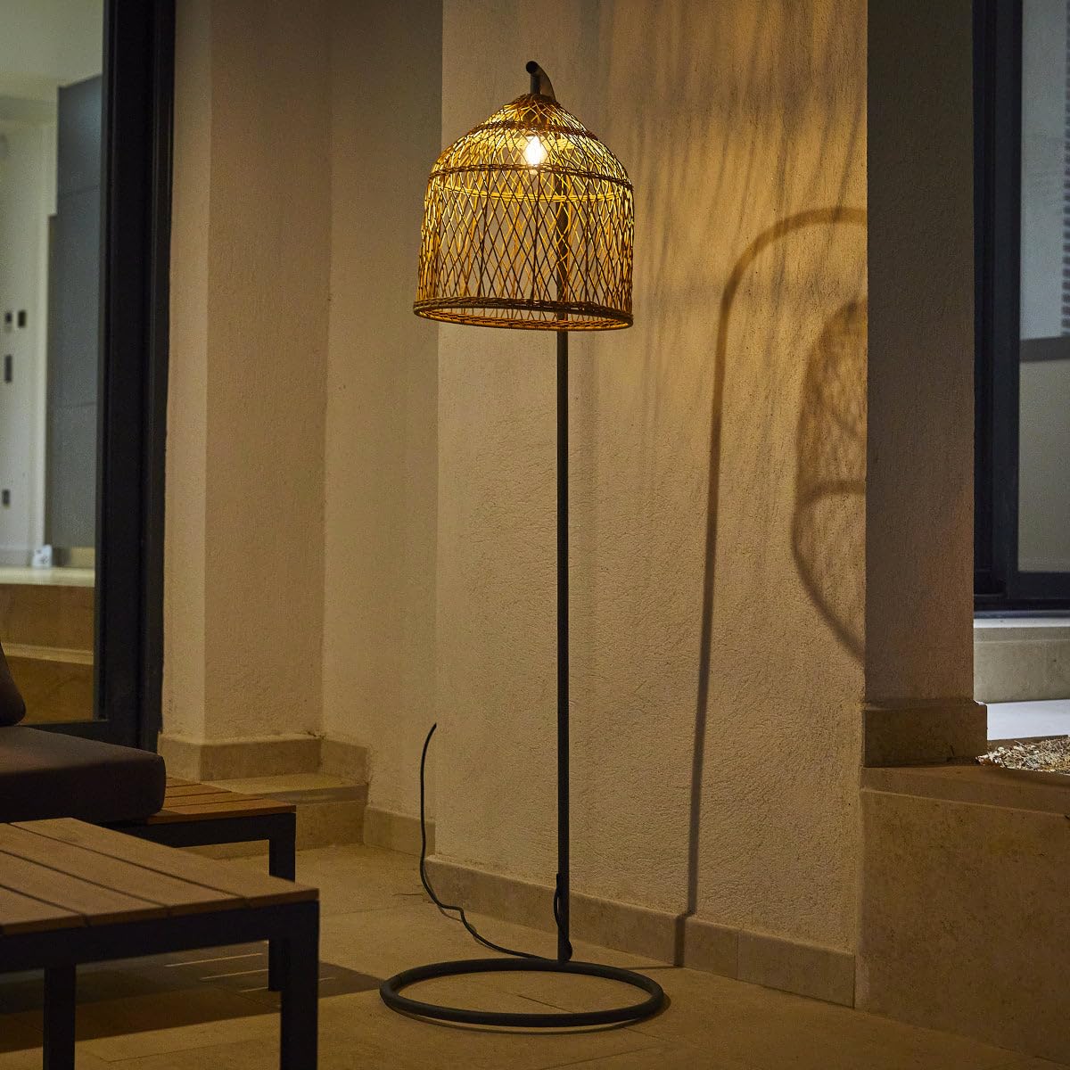 Lampada da terra per esterni su settore SELMA in metallo con paralume in polyrattan H150 cm attacco E27