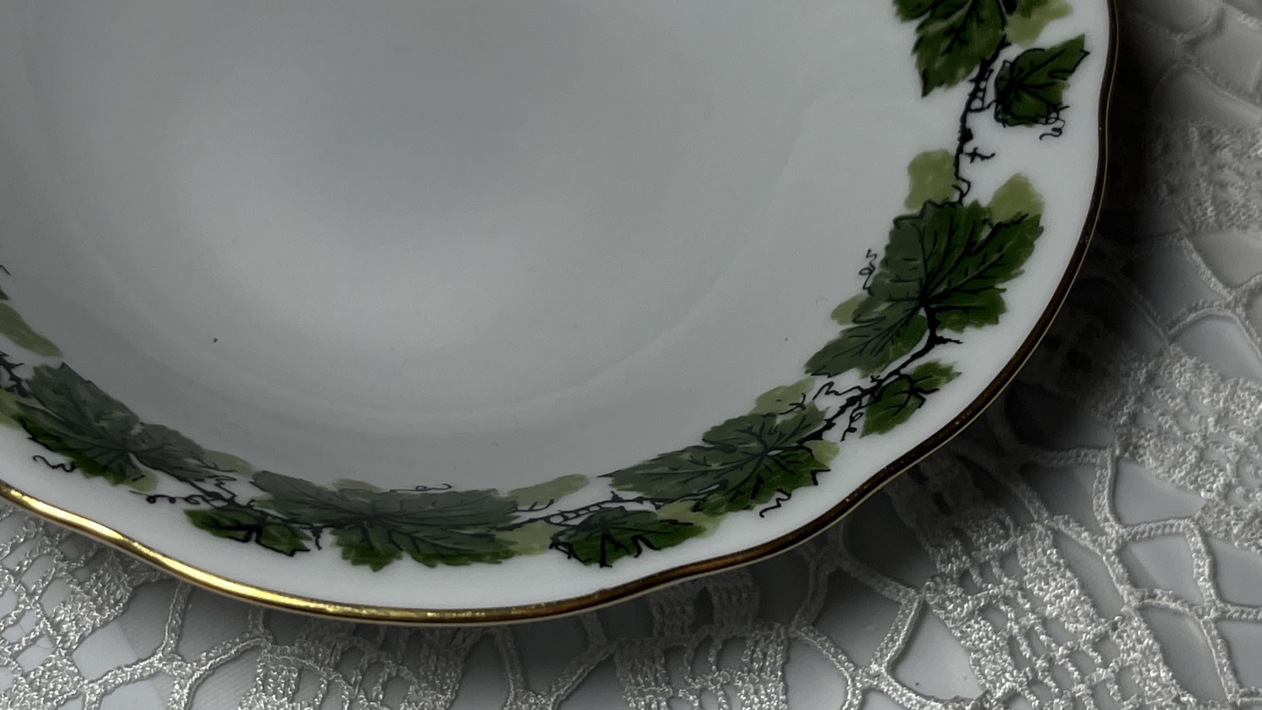 Generisch Triptis Weinlaub Porzellan, kleine Schale mit Weinlaubmuster und perfektem Goldrand. 4 cm hoch und 13 cm breit.