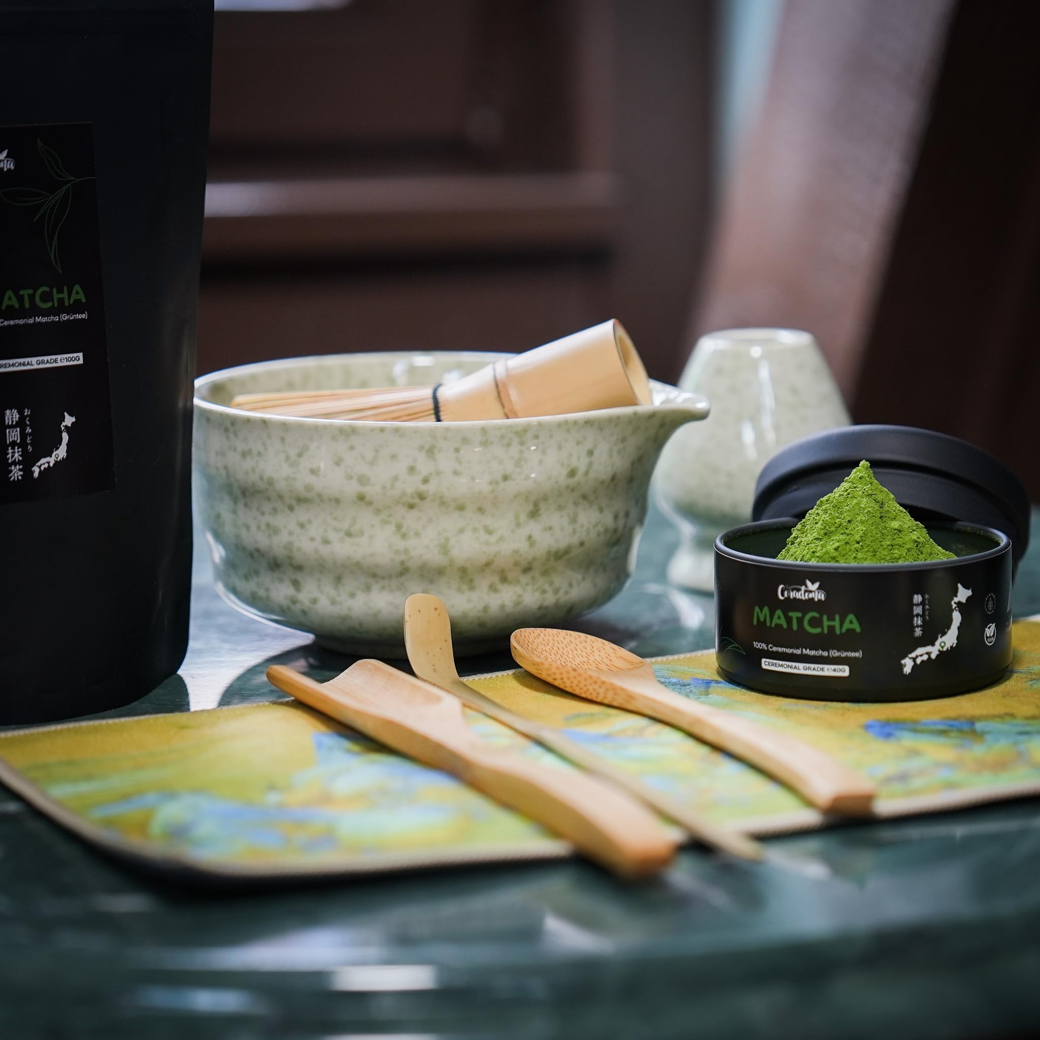 Ceremonial Grade Matcha – Reines handgemahlenes Matcha Pulver aus Japan – Original Japanischer Grüntee aus Erster Ernte – 100g Beutel – Höchste Qualität, Traditionell und 100% Natürlich