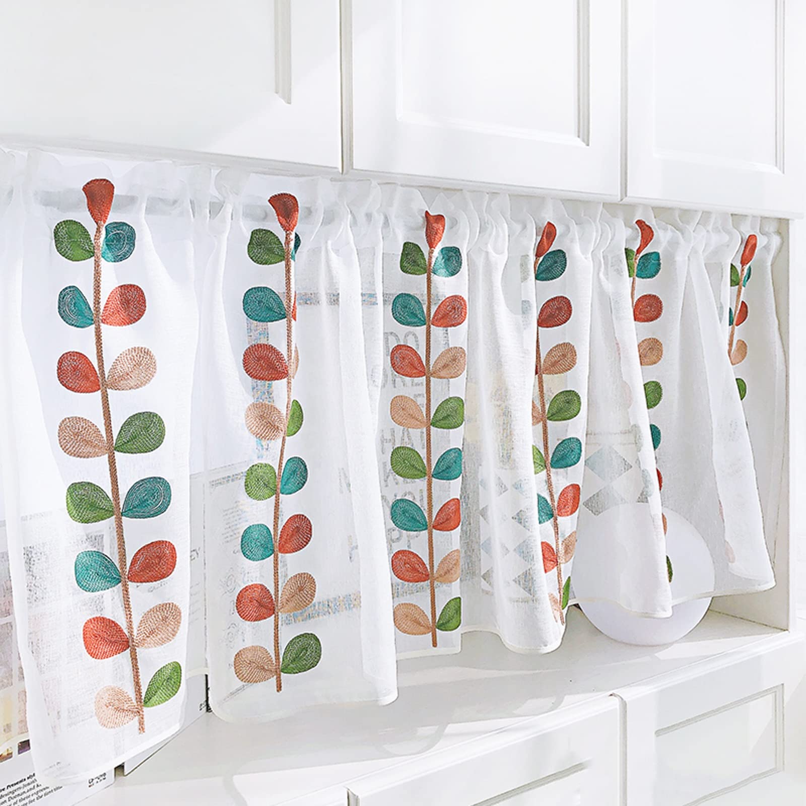 Broderie de feuilles colorées sur rideau court de fenêtre vintage pour décoration rétro