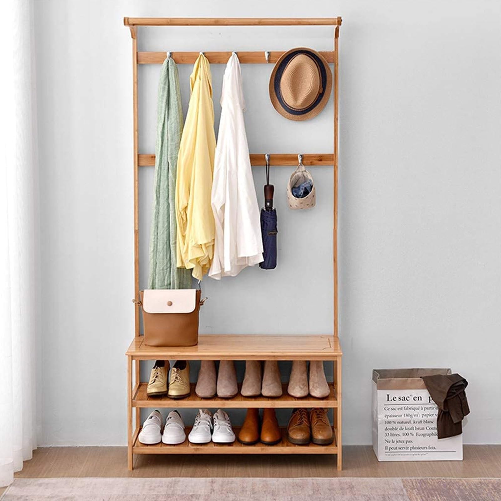 Meuble d'entrée en bois idéal pour organiser les vêtements de la famille