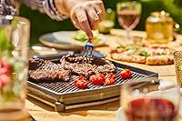 Vista 3 de ooni Placa Grizzler de Hierro Fundido de Doble Cara - Plancha Reversible de 13.6" x 12.5" con Mango Extraíble y Salvamanteles de Acero Inoxidable