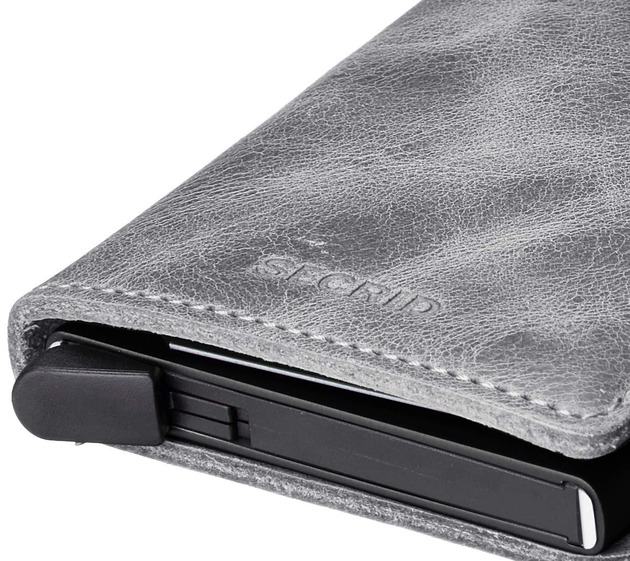 Secrid Lo Slimwallet Vintage in pelle è una versione moderna del classico portafoglio. Con il suo profilo sottile si adatta perfettamente a ogni tasca. Capacità 4 carte in rilevo/6 carte lisce Bancon