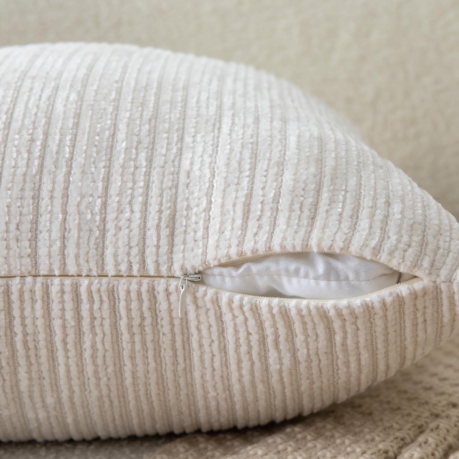Mandioo Federa per cuscino in ciniglia testurizzata, 70 x 90 cm, beige e bianco, confezione da 2 federe decorative per divano, soggiorno, camera da letto, casa colonica