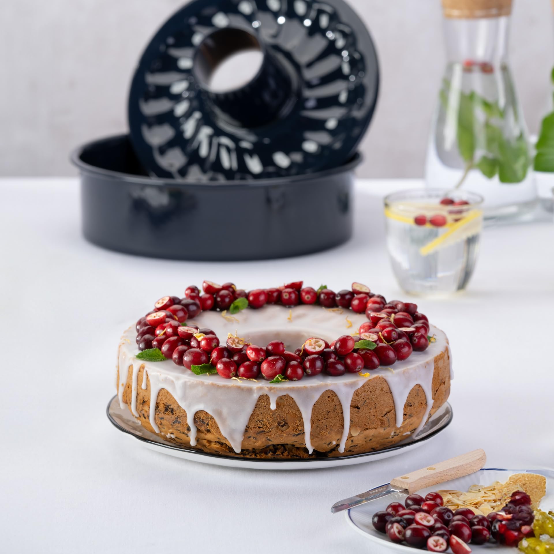 Dr. Oetker Garantieform Ø 26 cm Back-Liebe Emaille mit Flachboden und Rohrboden – Runde Ring-Backform mit schnitt- & kratzfestem Emaille-Boden – 26er Kuchenbackform für Kuchen und Torten