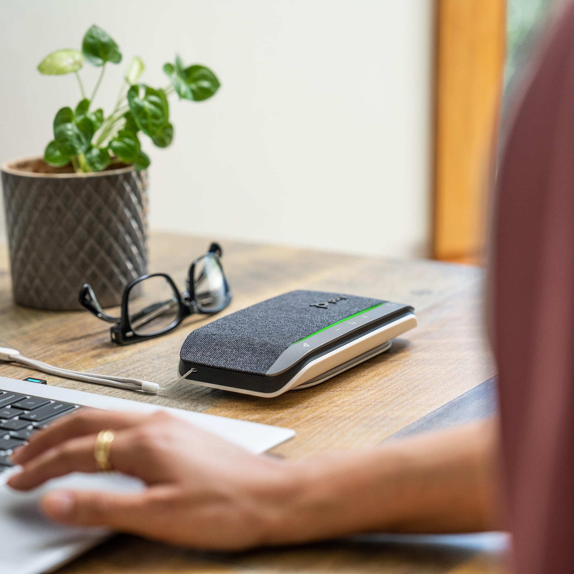 Poly Sync 20+, Vivavoce per Conferenze Senza Filo, Connessione Bluetooth 5.1, USB-A e USB-C, Audio Riduzione Rumore ed Eco, Autonomia 20 Ore, Adatto per Teams, Compatibile con Windows e macOS, Nero