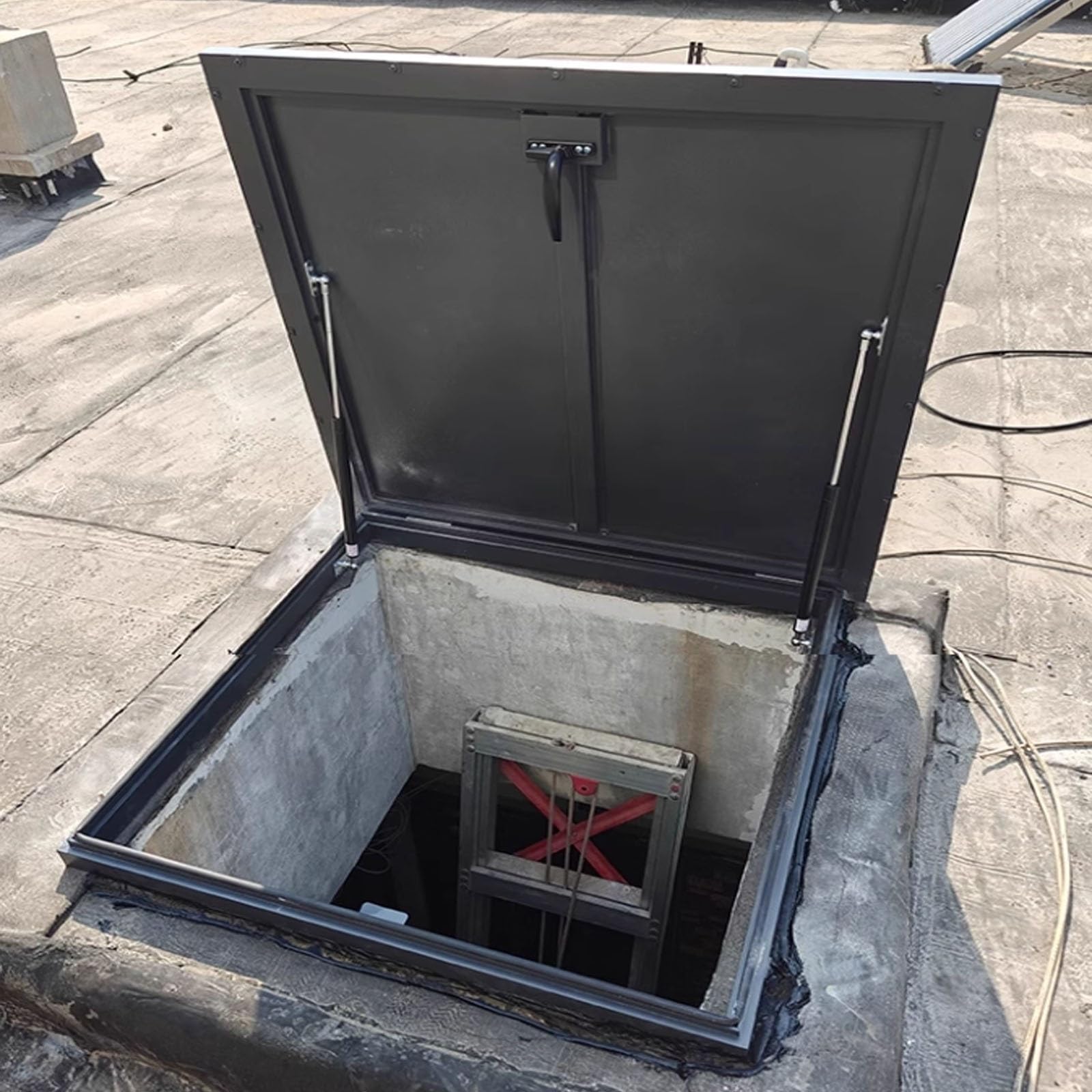 Okno studni ewakuacyjnej z aluminiowymi szybami oświetleniowymi, uchwyt na słuchawki do montażu na strychach i pokojach słonecznych, idealne do wentylacji i światła natur