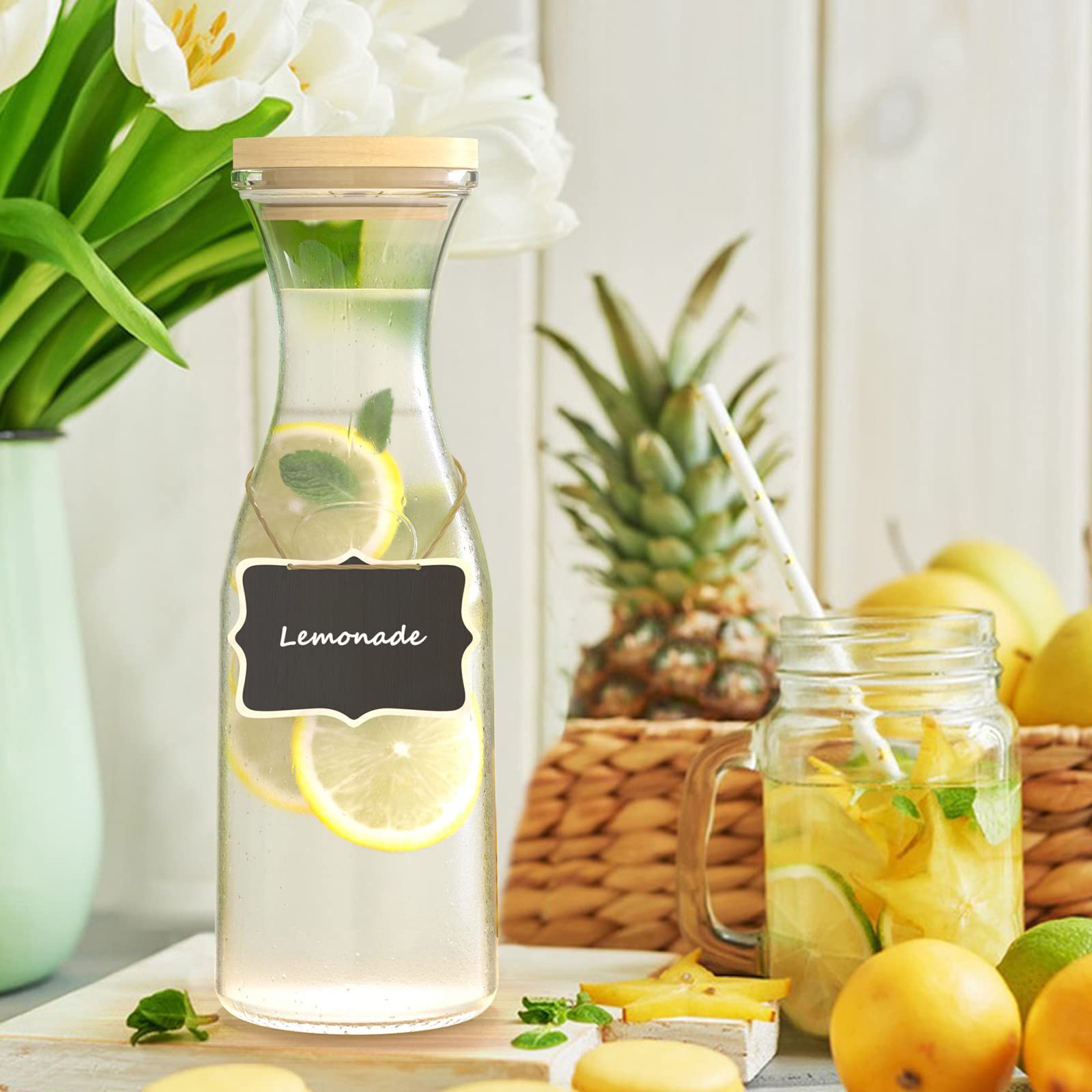 FINEW Set di 4 caraffe in vetro da 1 litro, con coperchio, brocca d'acqua più spessa e più forte, brocca in vetro per bevande, bottiglia di vetro, caraffa, set con 4 etichette da tavola in legno