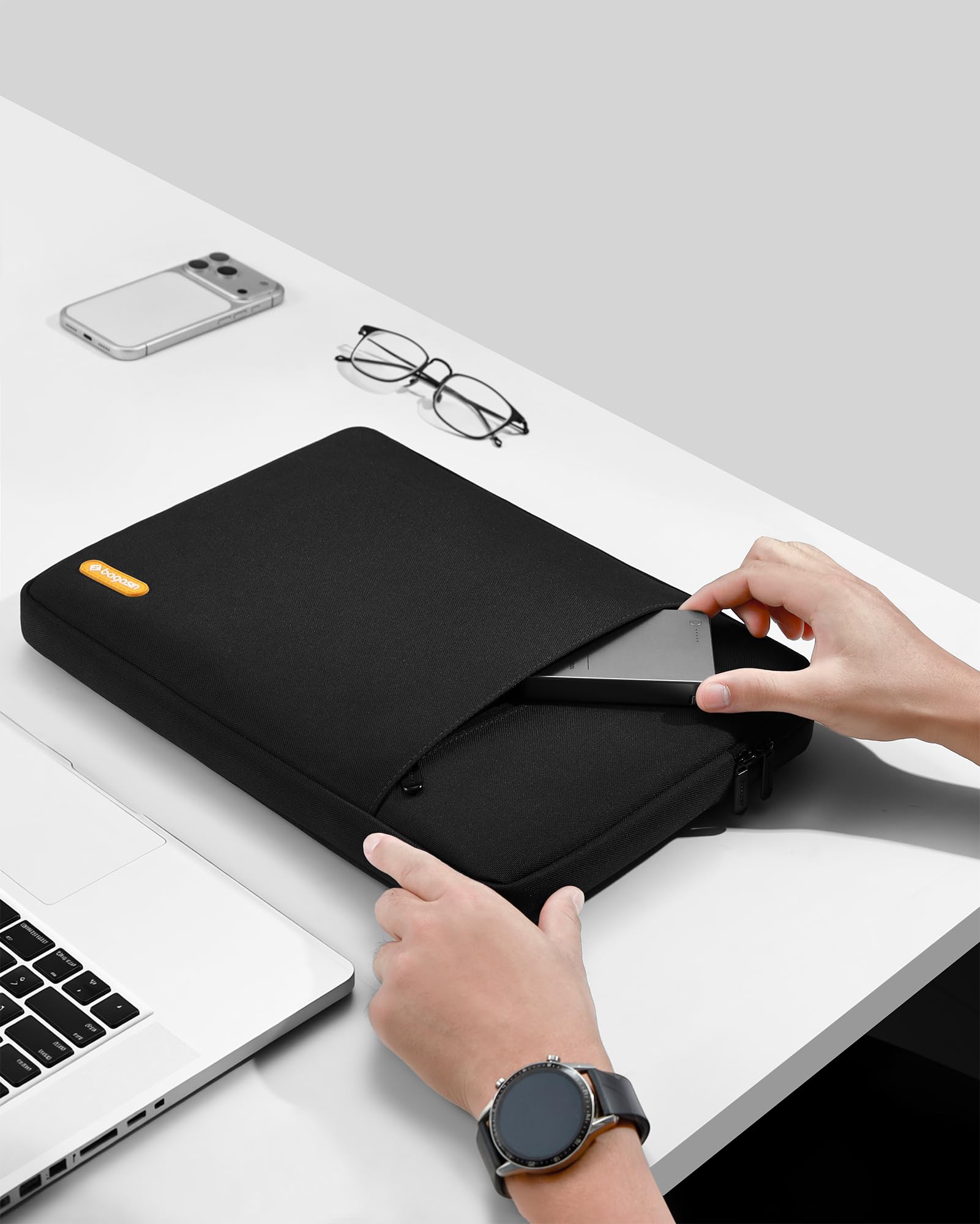 Custodia Bagasin per Laptop 13–13,3 Pollici, Compatibile con MacBook Air/Pro e MacBook Pro 14 (M3 M2 M1 Pro Max, 2024–2021), Sleeve Verticale in Poliestere– Nero