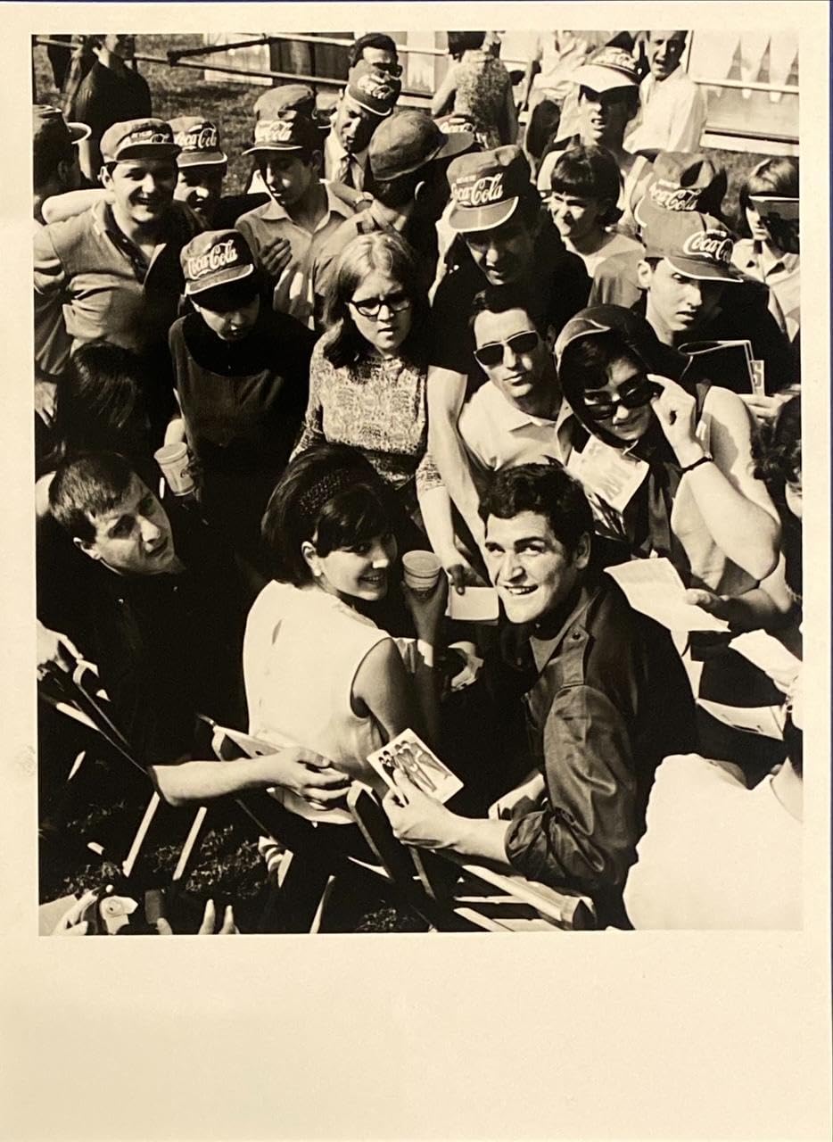 Beatles maniac. Storia, gloria, memoria di una rivoluzione. Con cartolina official Beatle Goodies, Beatles Maniacs, Hollywood, California, 1964. Con playlist speciale su Spotify. Con riproduzione ...