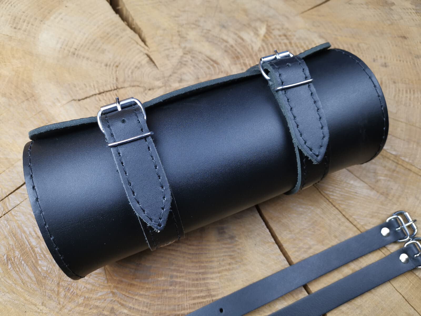 Tool Skull Schädel Totenkopf Werkzeugrolle kompatibel mit Harley Davidson Chopper Reisekoffer Lederrolle Werkzeugrolle Hot Rod HD Koffer Sissybar Gepäckrolle Motorradkoffer schwarz
