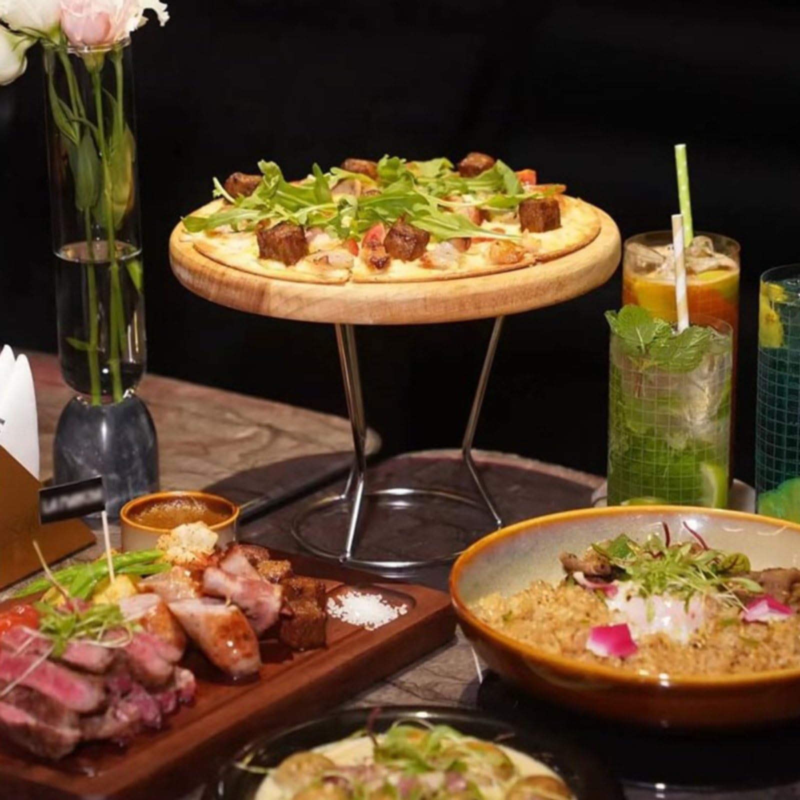 Plato para Pizza Bandeja para Servir Tabla de Madera Soporte para Pasteles con Diseño Antideslizante y Presentación Elevada Adecuado para Restaurantes, 30CM, Roble Plano