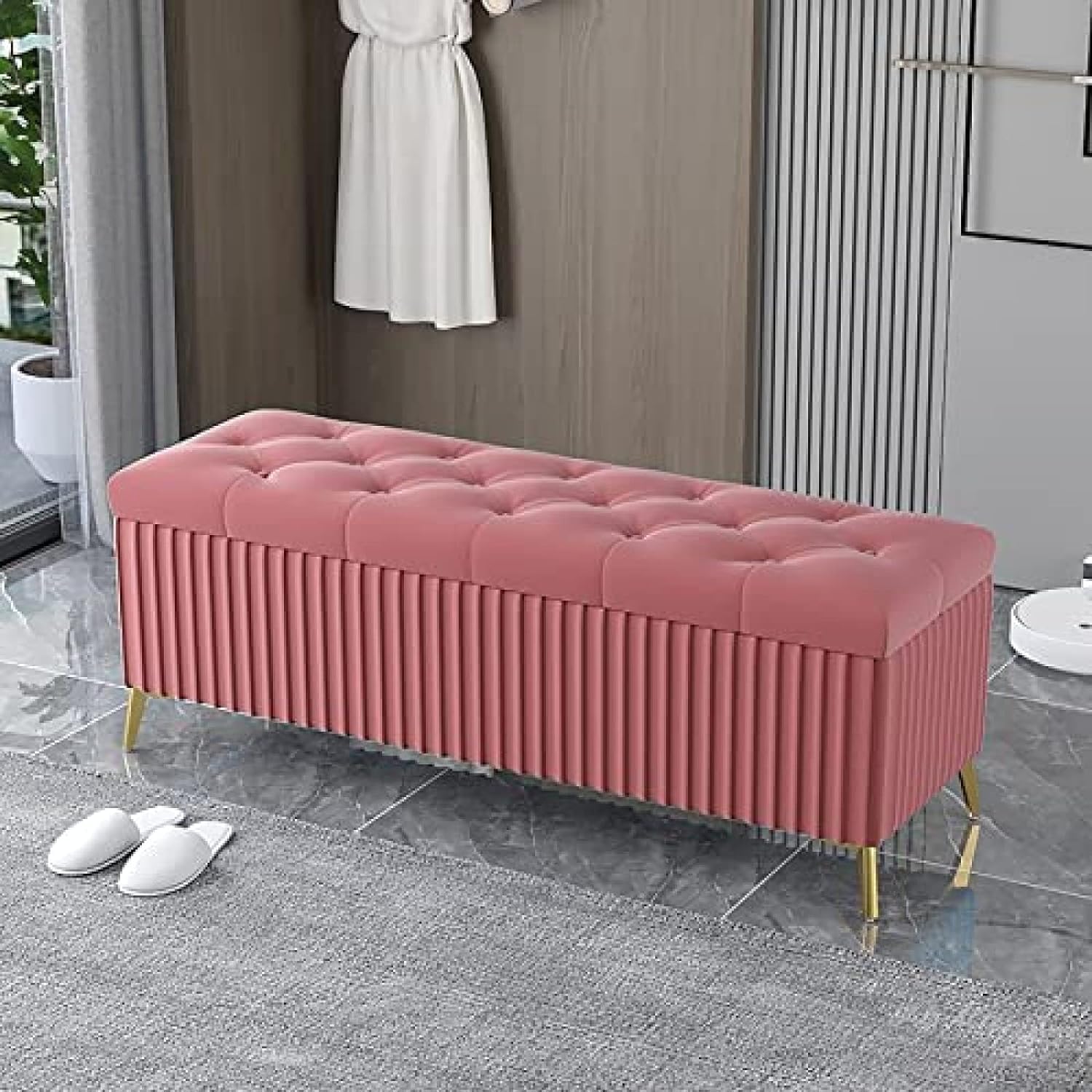 Repose-pieds capitonné rose pour une chambre élégante