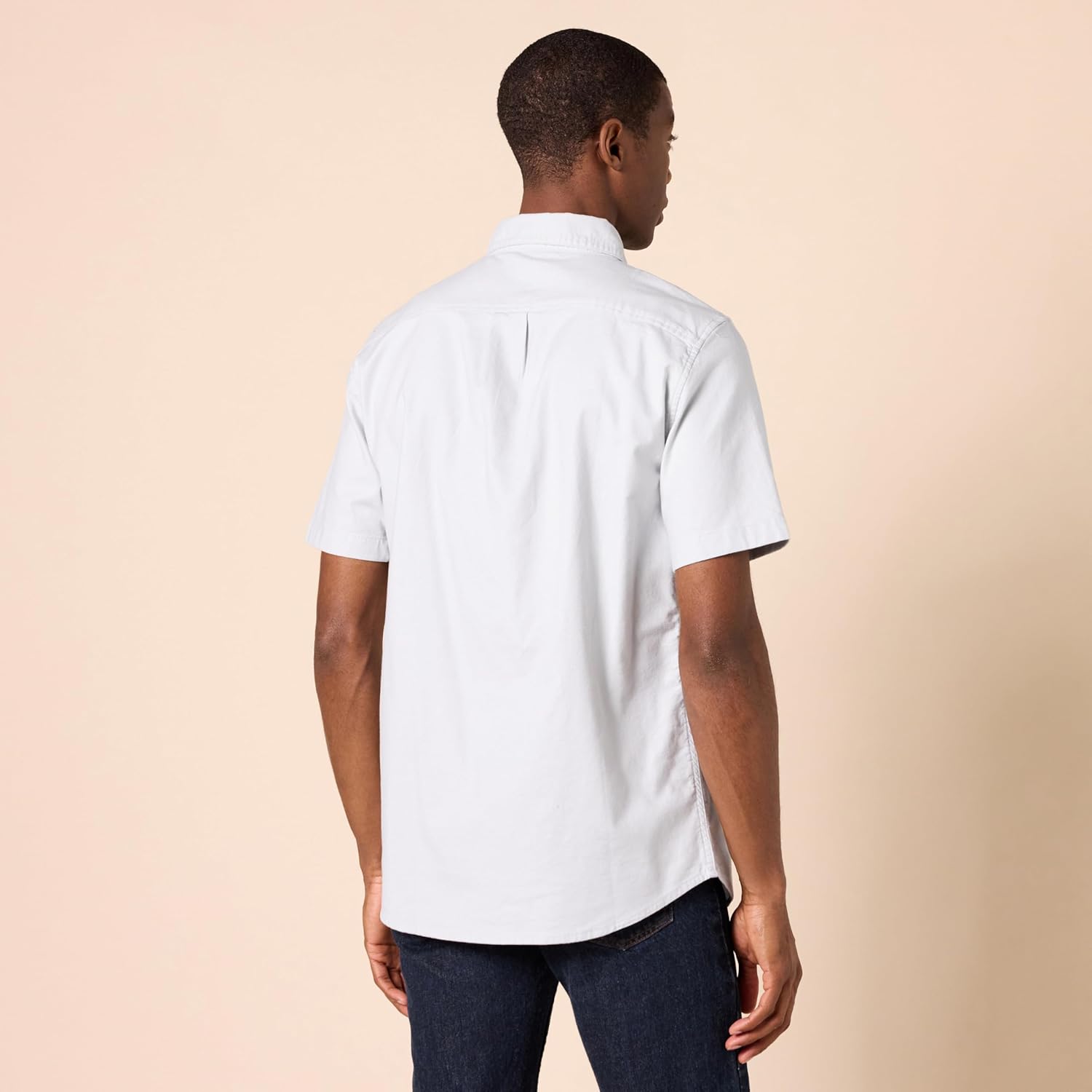 Amazon Essentials Men's Regular-Fit Short Sleeve Stretch Oxford Shirt with Pocket - Image 3