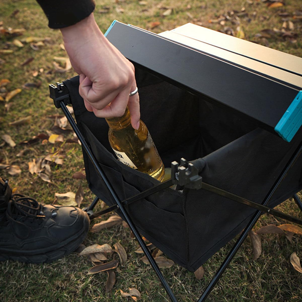 Tavolo da Campeggio Pieghevole Borsa in Oxford Nero, Struttura Stabile in Lega di Alluminio, Tasca Frontale Piccola, per Picnic e Barbecue All'aperto