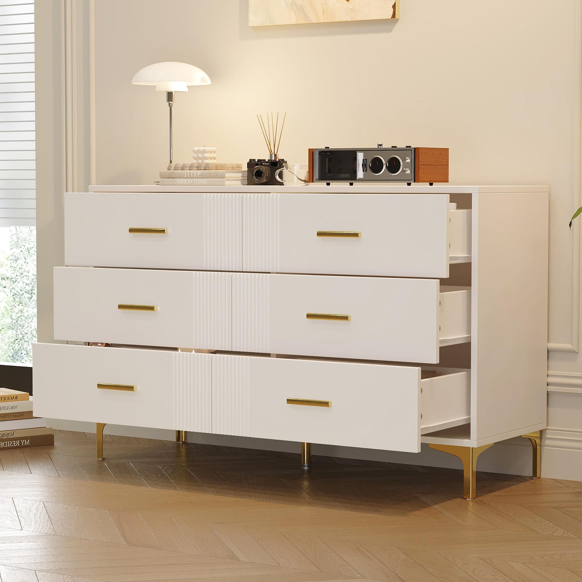 Comò SUKY 6 Cassetti 120x40x80 Cm – Bianco Lucido Con Maniglie Oro E Motivi Geometrici, Per Camera Da Letto E Soggiorno