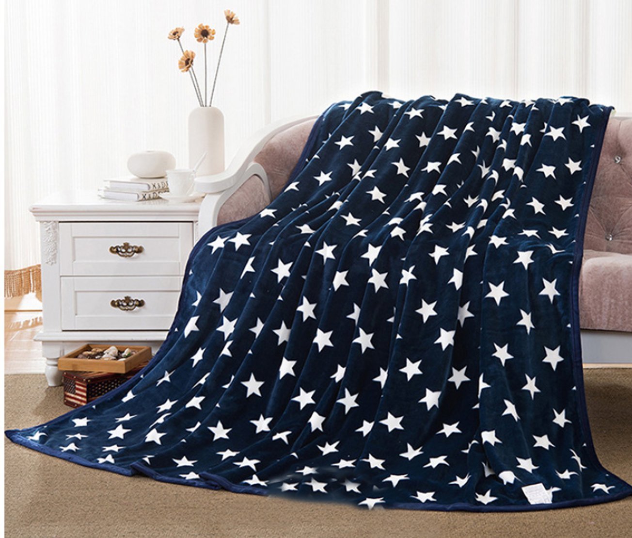 Couverture en polaire de gris contre le froid nocturne de la chambre