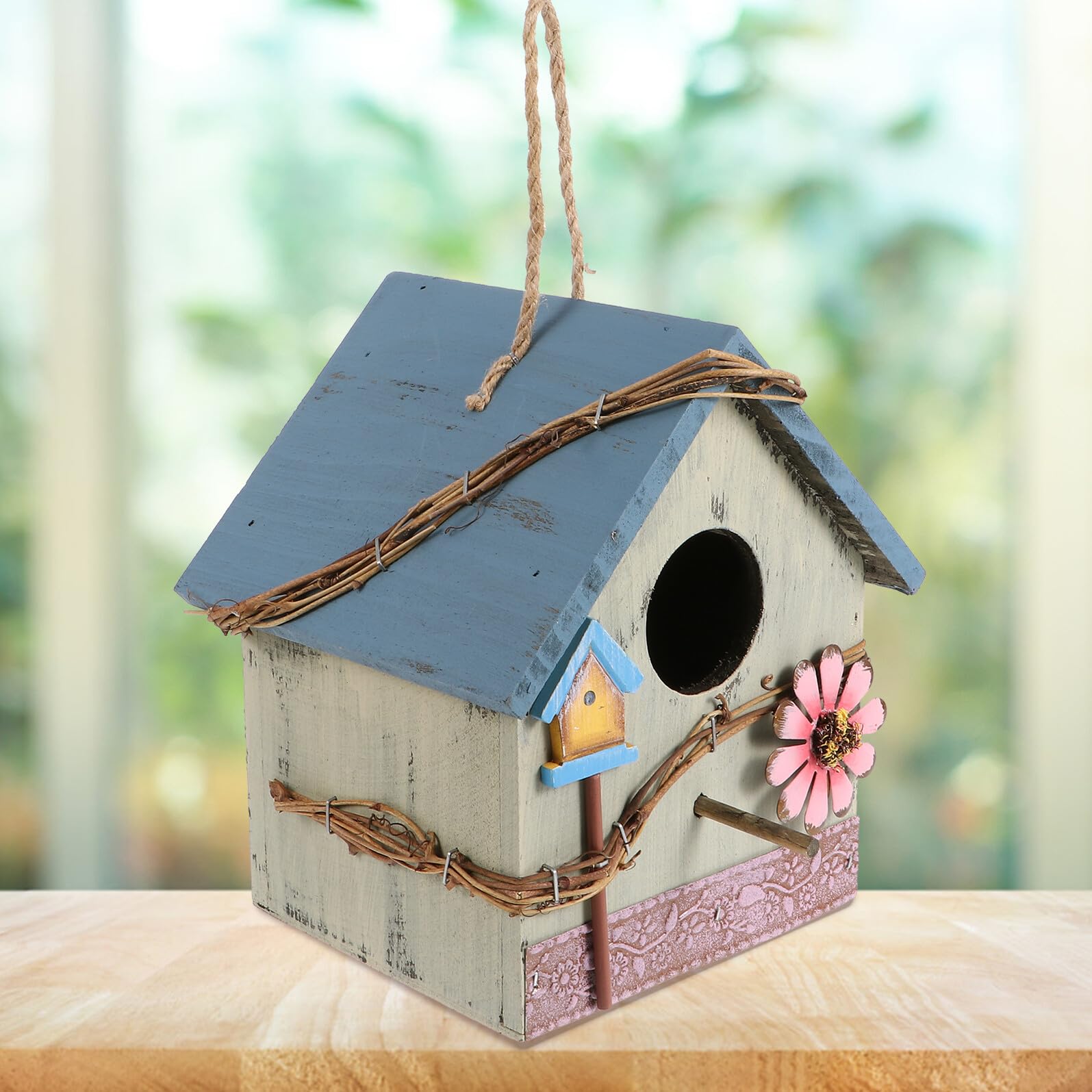 Hängendes Gartenvogelhaus aus Verbundmaterial mit Einzigartigem Design und Grünem Farbakzent für Wildvögel und Papageien im Garten der Terrasse