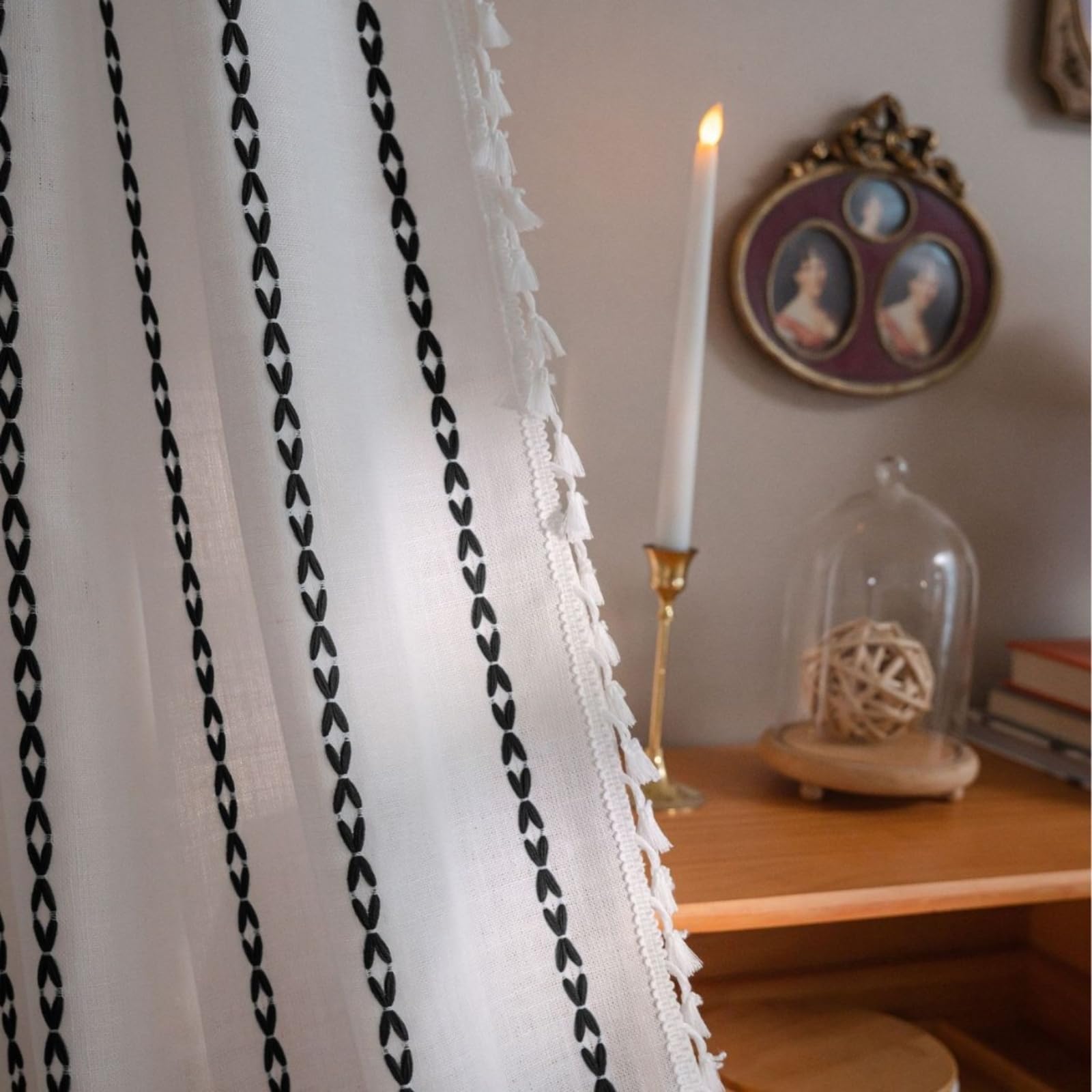 Rideaux bohèmes noirs à rayures brodées et pompons, lot de 2 en 132x180 cm pour salon