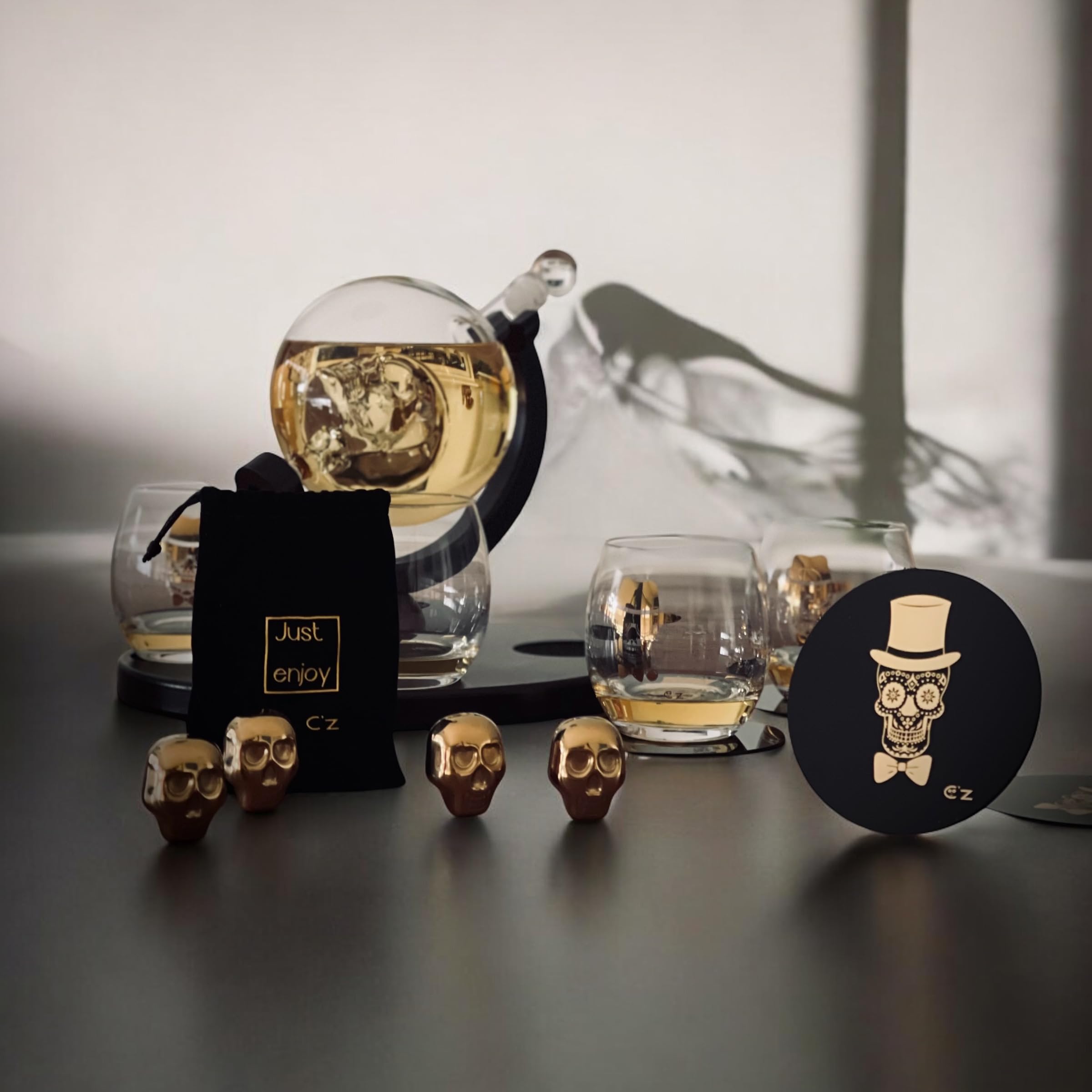Jarra de whisky - Juego de decantador de whisky de lujo - 0,9 L - Incl. 4 piedras de whisky de calavera dorada - 4 vasos de whisky - 4 posavasos únicos - Regalo único