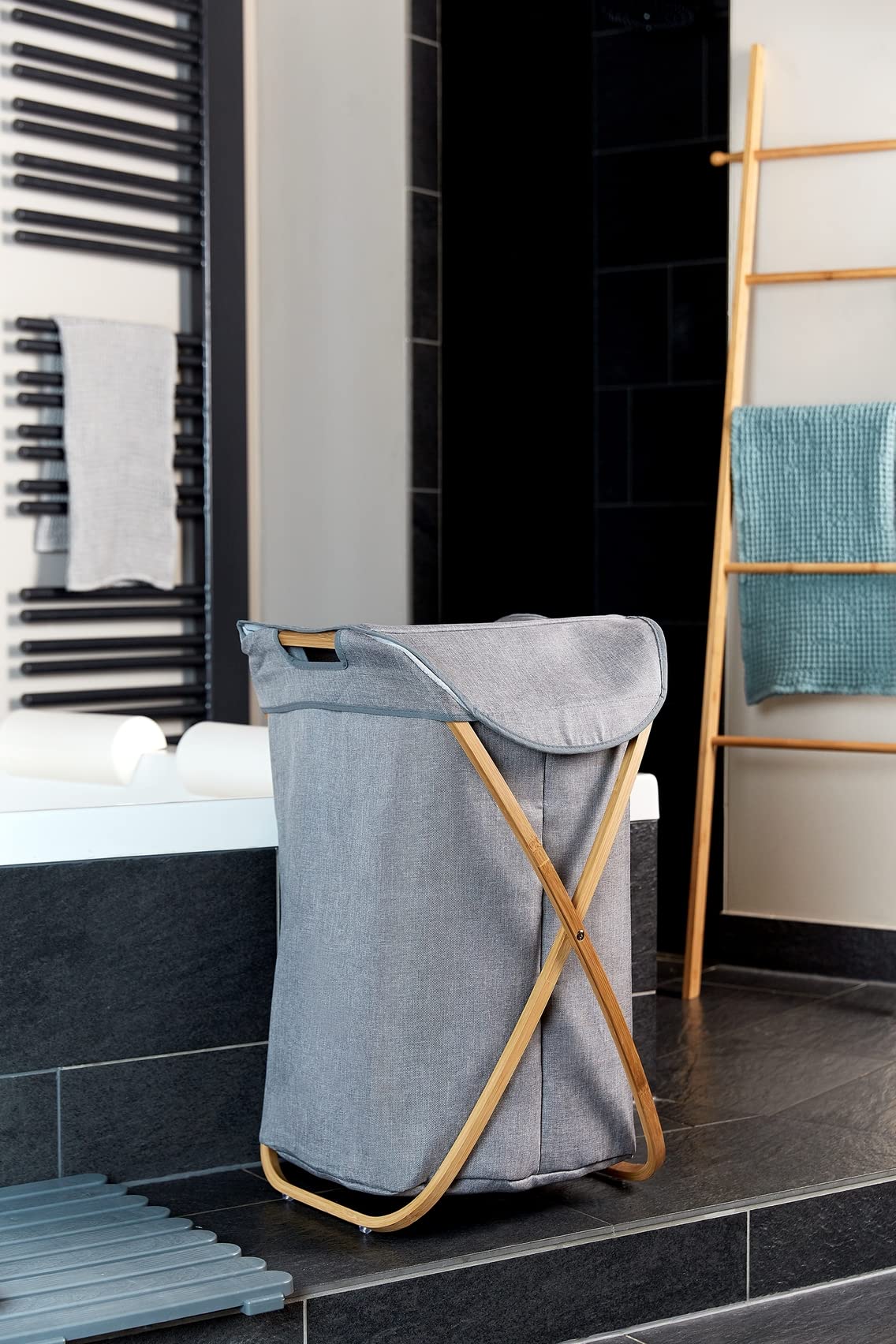 WENKO Wäschesammler Nori, Gestell aus Bambus, Wäschesack 100% Polyester, zusammenfaltbar, Fassungsvermögen: 79 Liter, 40 x 68 x 46 cm, Braun/Grau
