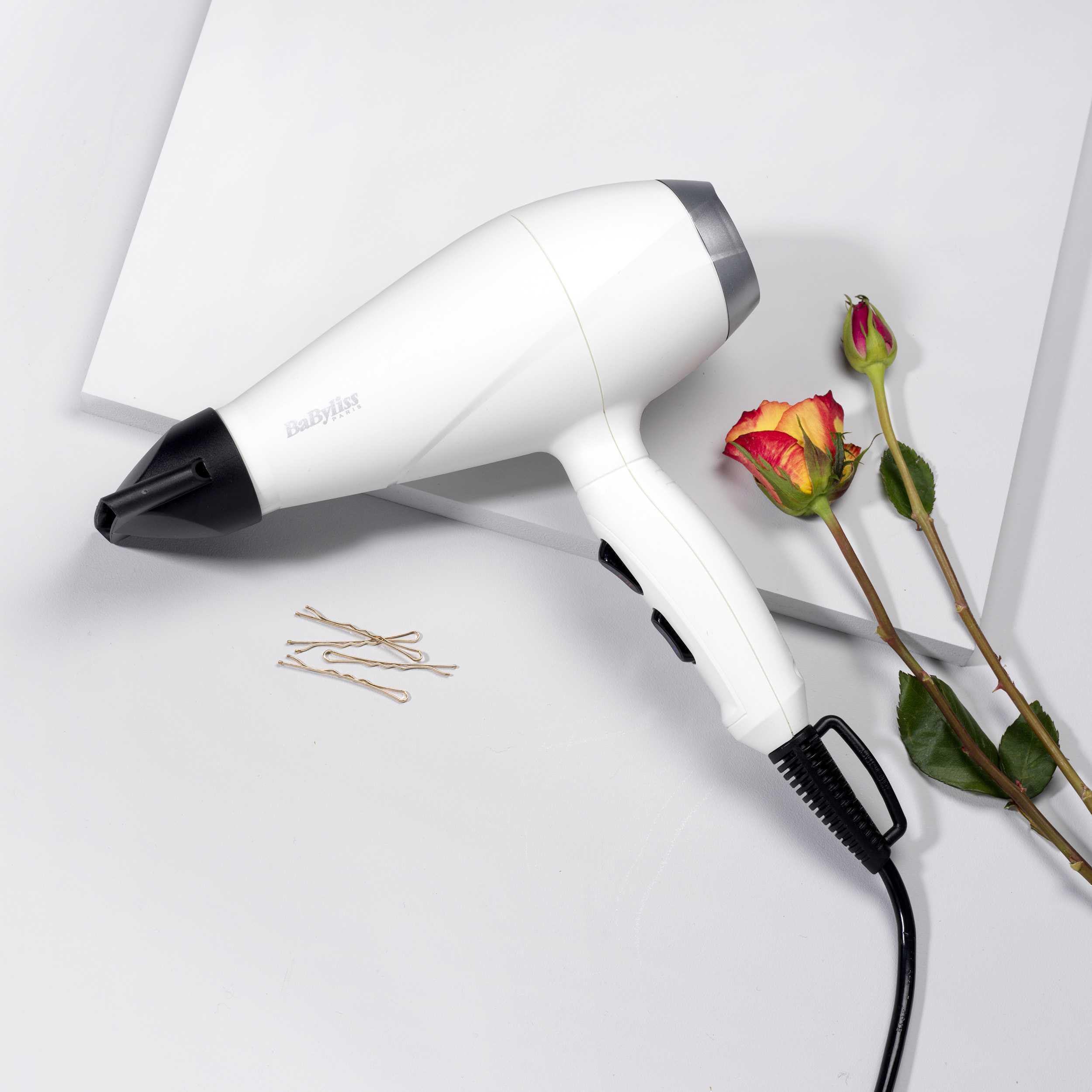 BaByliss Sèche-cheveux Speed Pro 2000 Sèche cheveux 2000W Moteur Professionnel AC Fabriqué en Italie Léger Technologie Ionique Anti-Frisottis 3 réglages température 2 réglages vitesses Blanc 6704WE