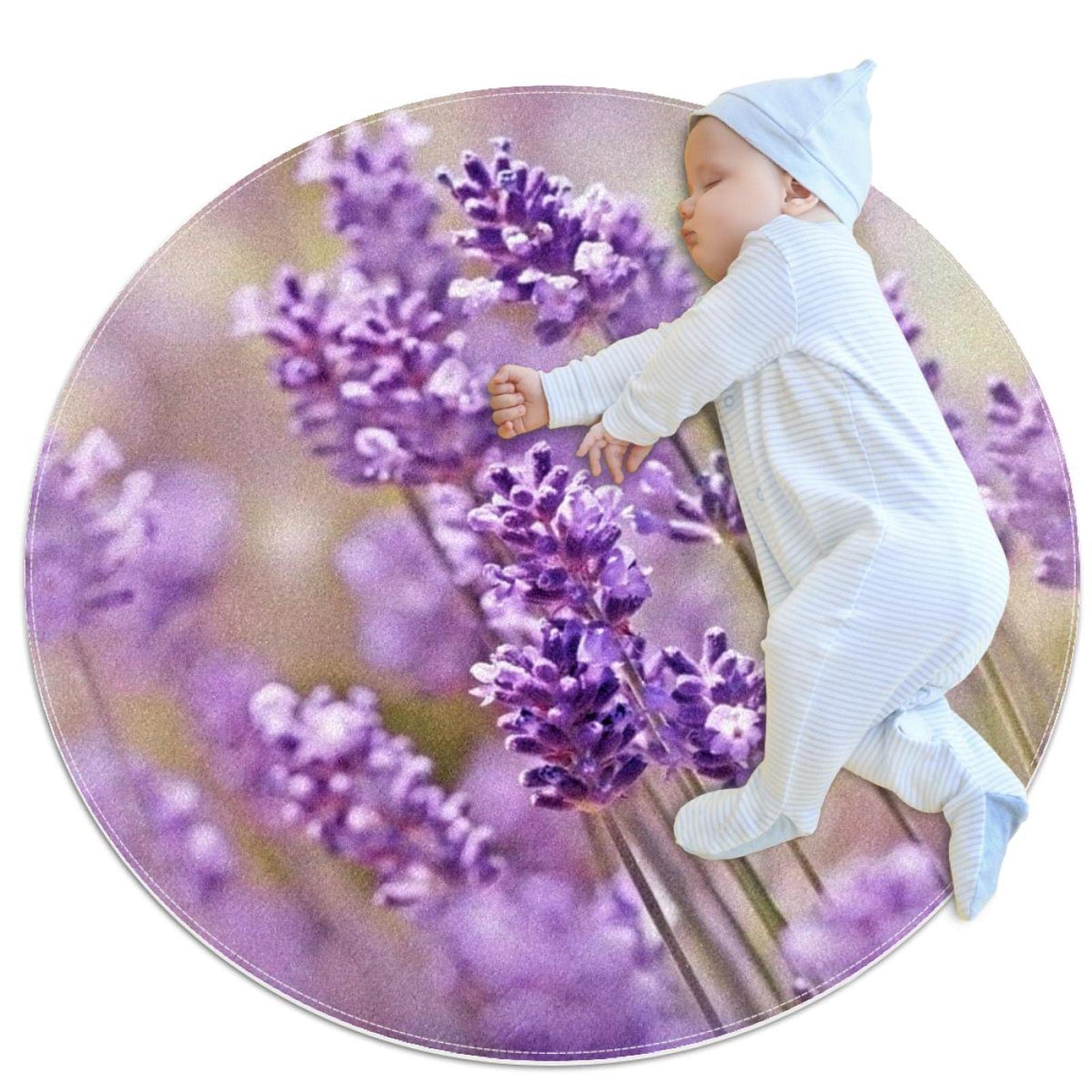 Tapis fleurs violettes lavandes pour créer un coin lecture cosy dans votre salon