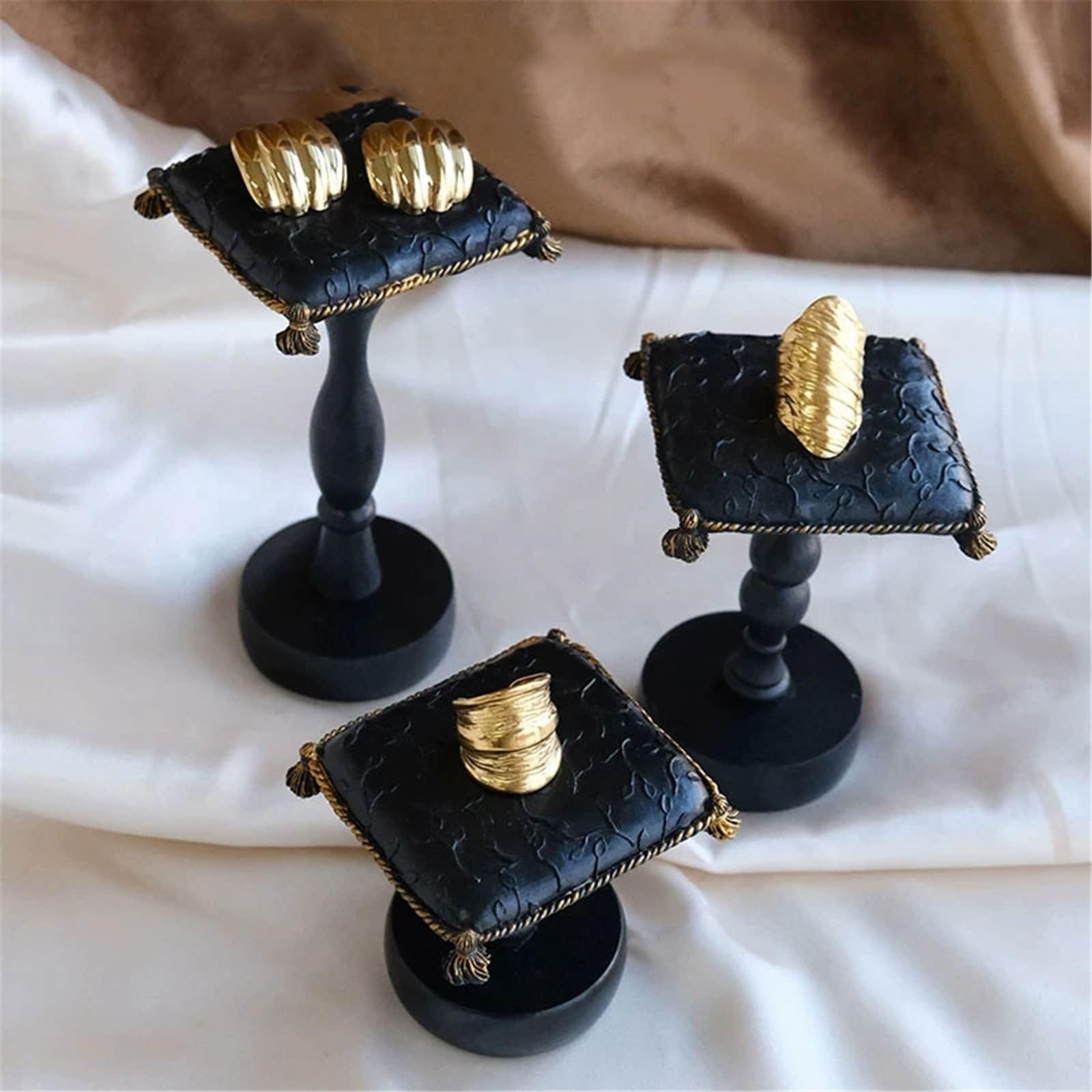Stojak na biżuterię 3Pcs Vintage Resin Jewelry Display Stand with Tassels Stojak na naszyjnik