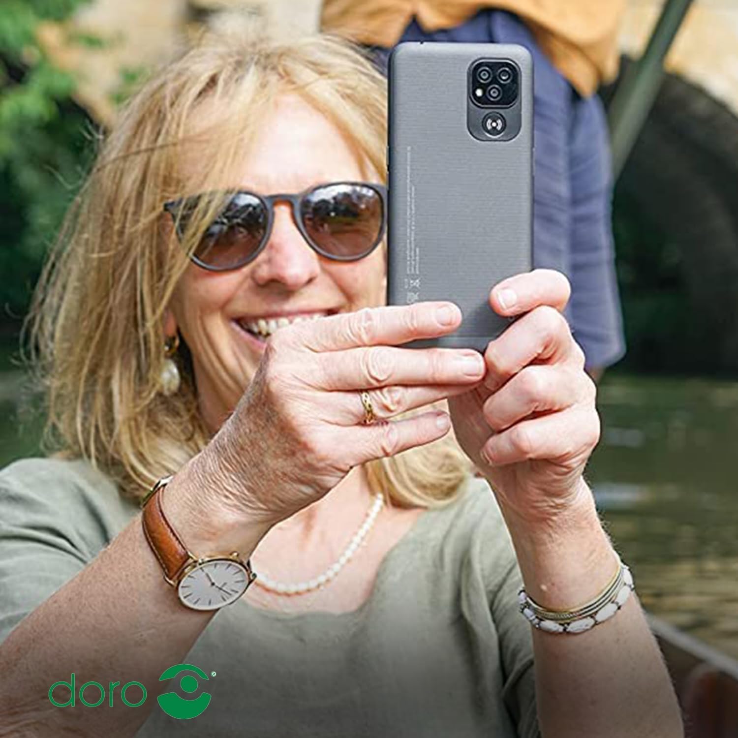 Doro 8100 4G Smartphone Senior – Telefono Cellulare – Resistente all'acqua – Tripla fotocamera – Tasto Assistenza con GPS – Display 6.1" – Riconoscimento facciale – Android 12GB (nero)