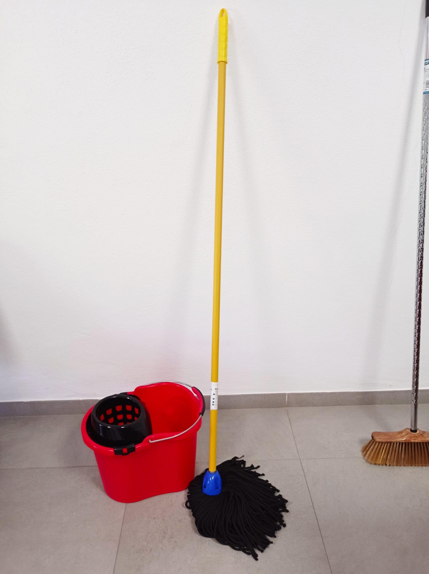 Suinga FREGONA Professional Robuster Eimer, oval, 16 Liter, mit Abtropffläche und anatomischem Griff, Rot