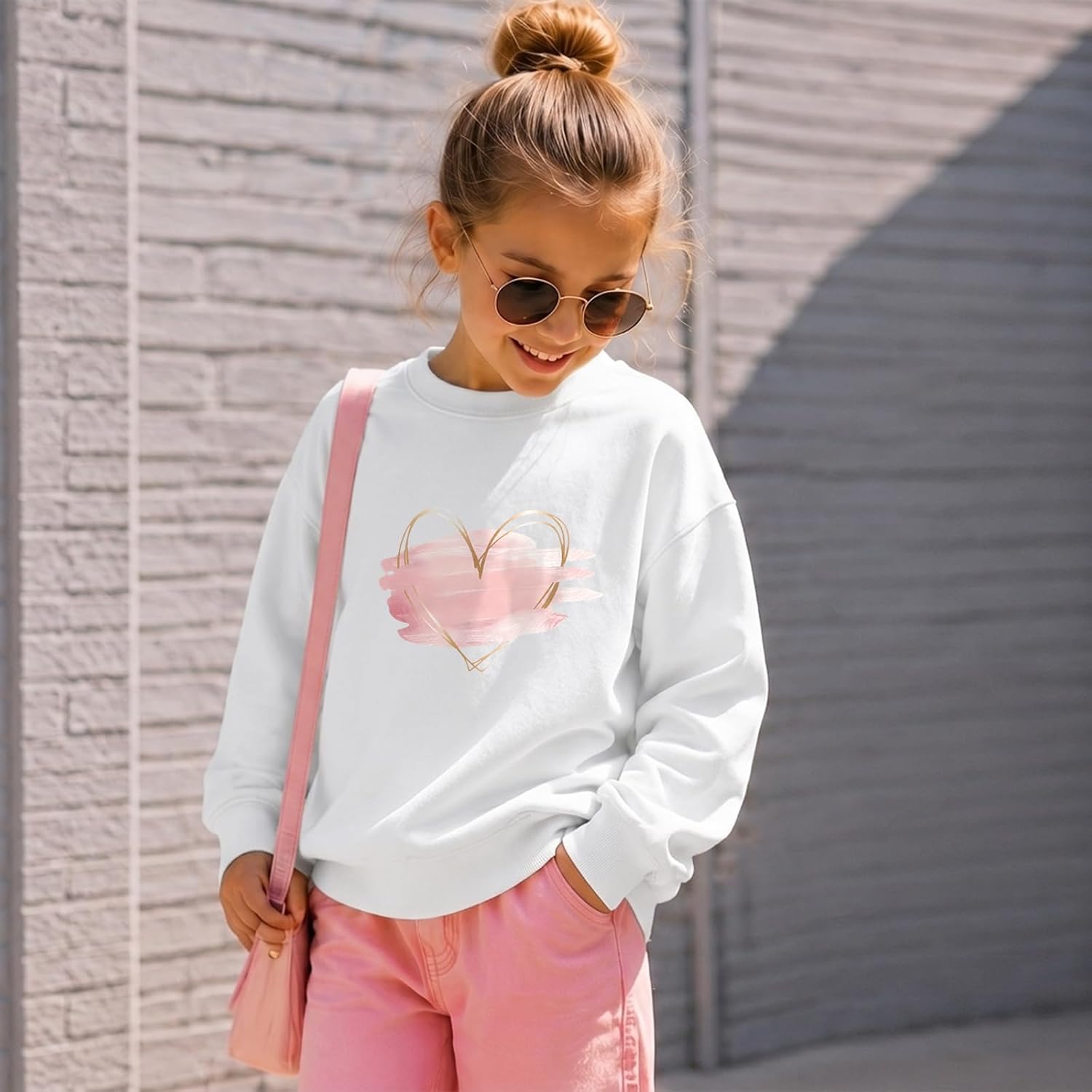 Girls Heart Graphic Sweatshirt Love Heart Graffiti Print Preppy Cute Crewneck Pullover Aesthetic Long Sleeve Tops