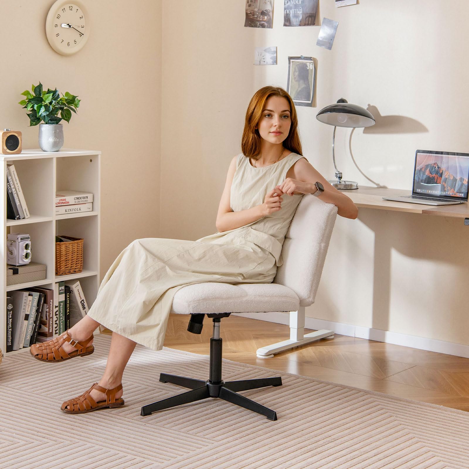 COSTWAY Schneidersitz Stuhl, Drehstuhl ohne Armlehnen, Schreibtischstuhl mit breiter Sitzfläche, Bürostuhl mit Kreuzfuß, Schminkstuhl, höhenverstellbar, Wippfunktion, modern (Beige)