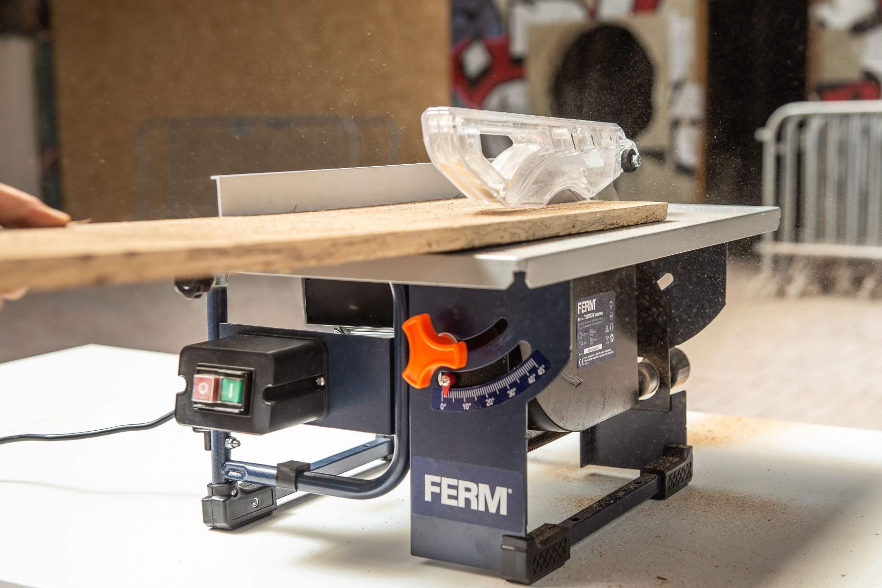 FERM Scie sur table 800W - Lame de scie Ø200mm 24 dents, guide d'onglet, guide parallèle, poussoir et connexion à vide inclus