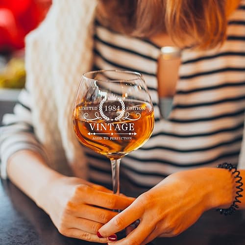 Miniatura 4 de Sllyfo Regalos de 40 cumpleaños para mujer, copa de vino impresa vintage de 1984 de 22 onzas, divertida idea de regalos de cumpleaños de 40 años