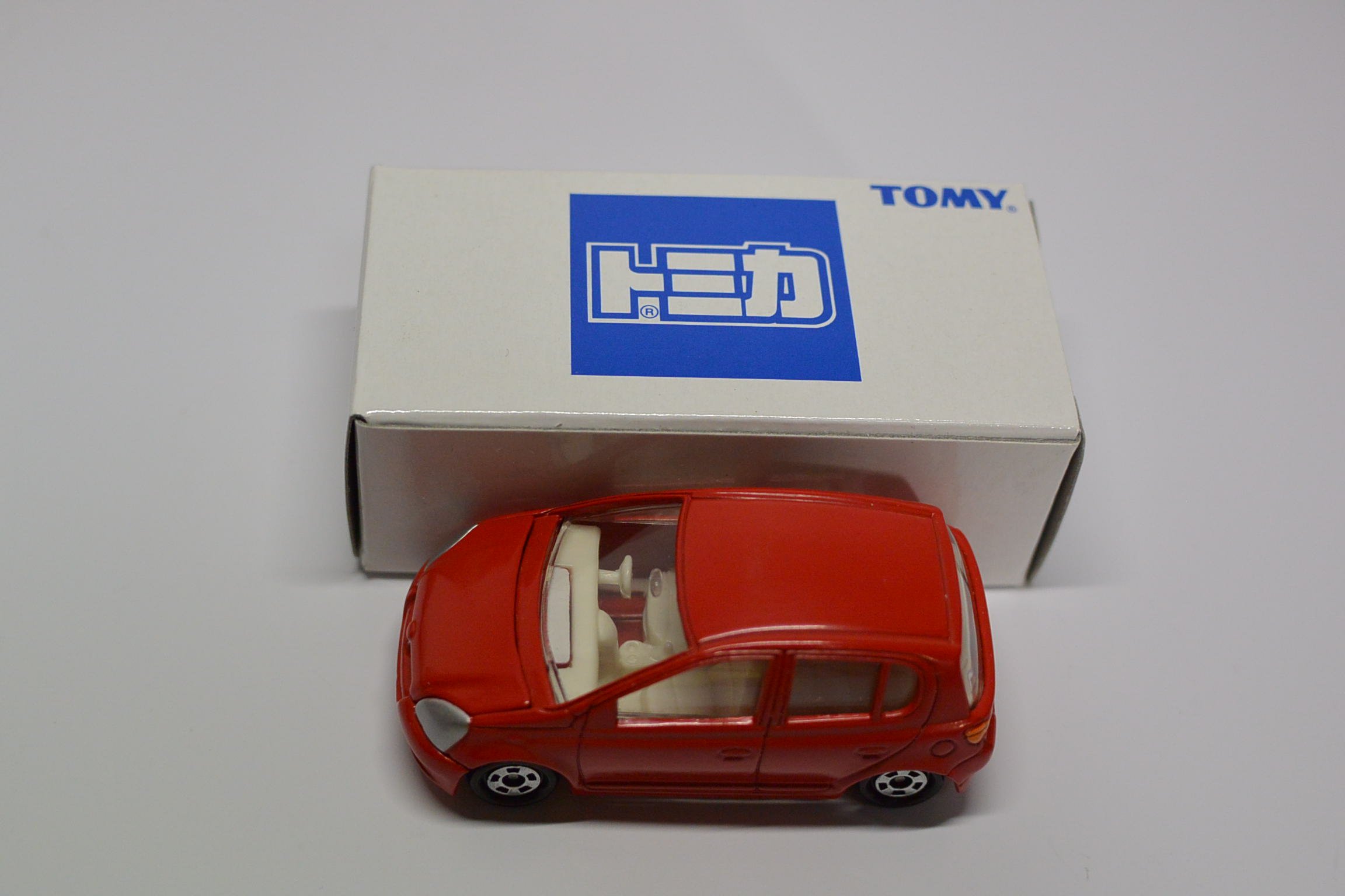 Amazon | トミカ おもちゃ缶 ④ トヨタ ヴィッツ 赤 | ミニカー