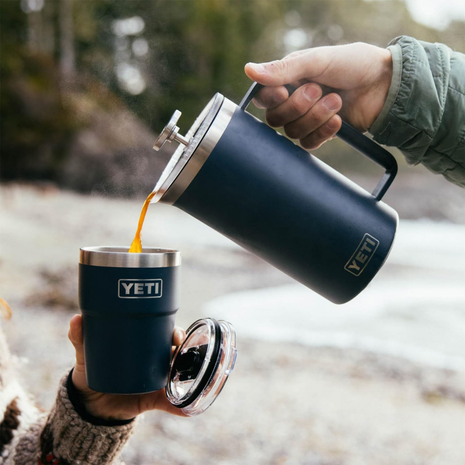 YETI Rambler - Cafetera de prensa francesa de 34 onzas, color azul | con filtro GroundsControl