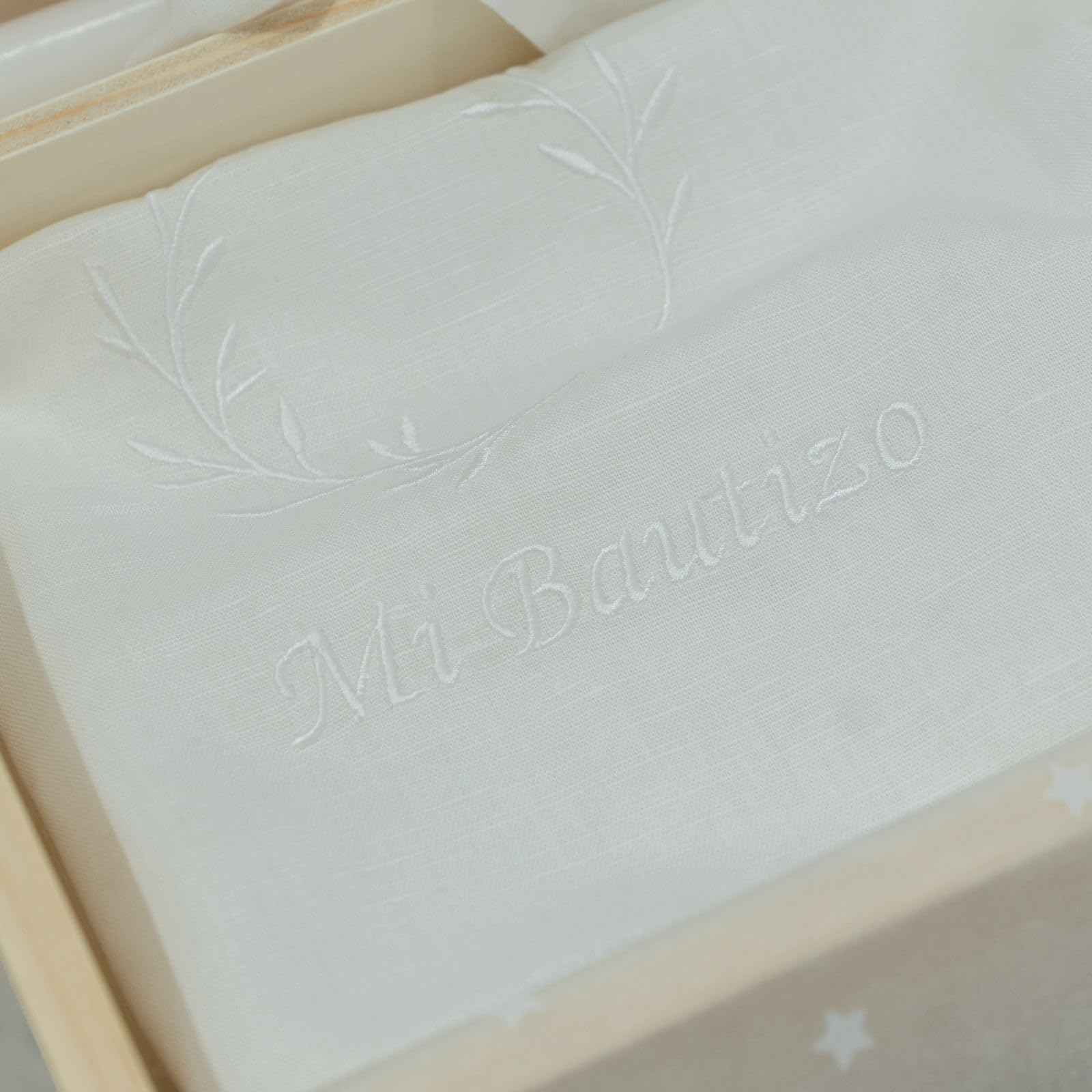 Kit de lujo Personalizado para Bautizo - Conjunto de Vela, Pañuelo y Concha bordado – Caja de madera grabada con el nombre y fecha del Bautismo - Modelo Bambula (Blanco)