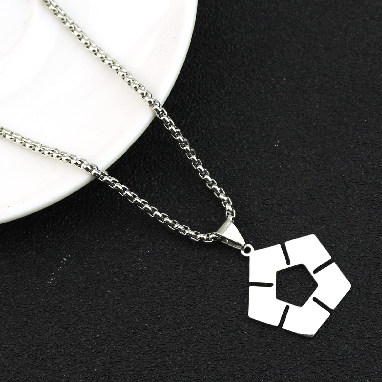 Casual naszyjnik wisiorek niebieski zamek naszyjnik kobiety mangas piłka nożna znak naszyjniki kobieta moda kreatywne pary łańcuszek srebrny kolor cosplay collier impreza biżuteria prezent